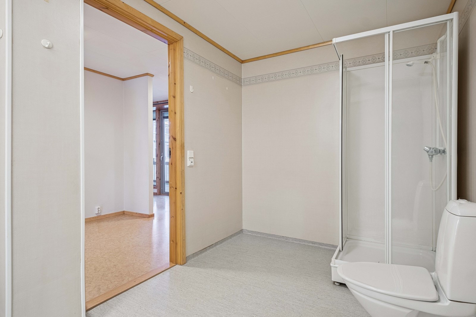 Romslig bad på 7 kvm fra 2005 med dusjkabinett. Galleribilde