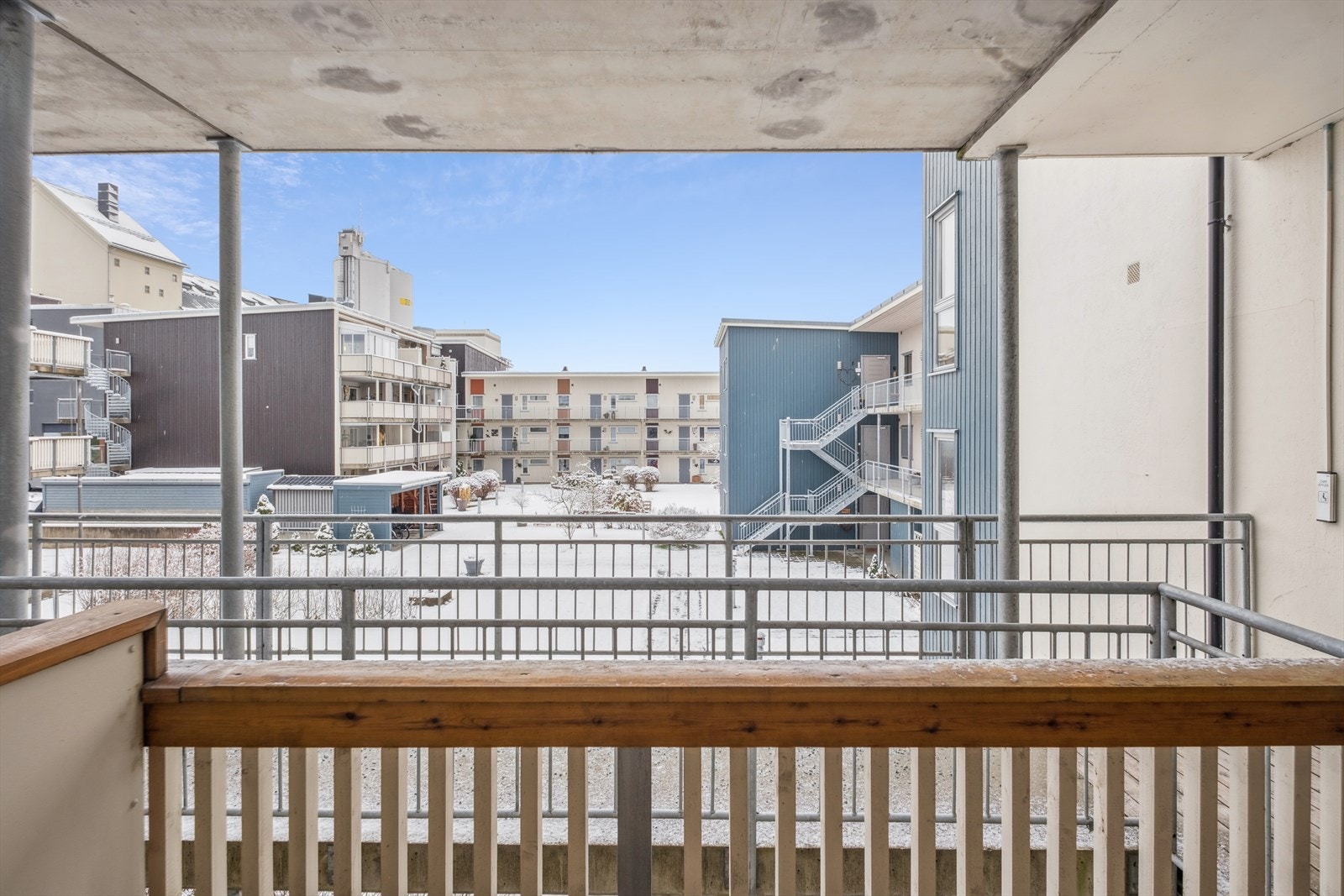 Balkongen er takoverbygd og har utsyn mot grøntareal og naboborettslag. Galleribilde