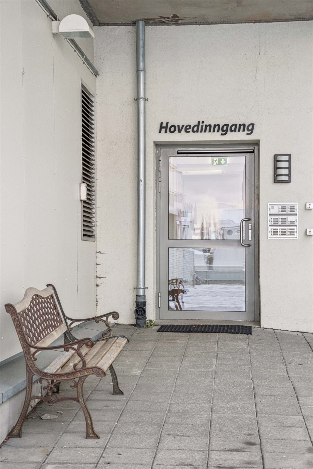 Velkommen inn. Postkasse og heis opp til 2. etg. Galleribilde