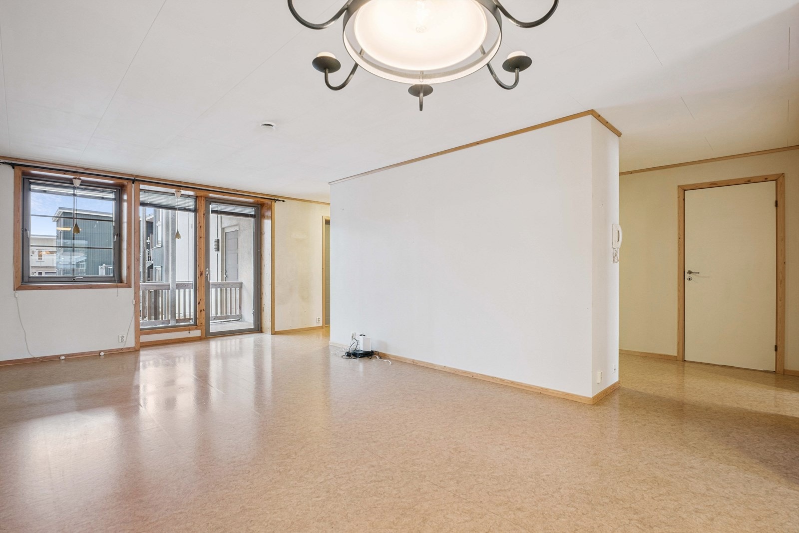 Bygget ble renovert og etablert leiligheter i 2005, noe som er gjennomgående standard i leiligheten. Galleribilde