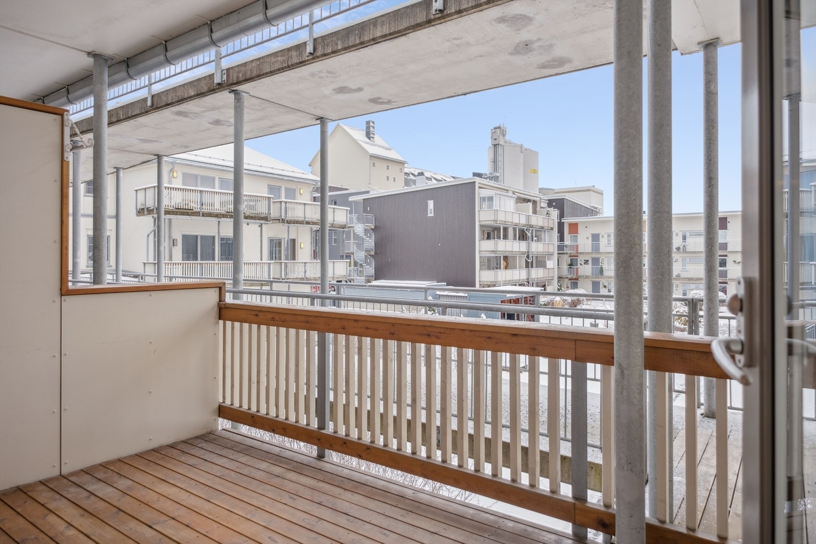 Balkongen ligger skjermet til og er på 8 kvm og vender mot Sør. Galleribilde