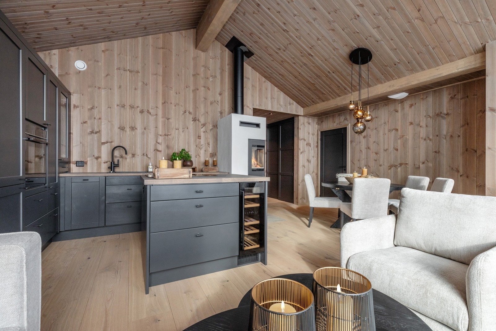 Blir levert med praktisk kjøkkenøy med integrert vinskap. Illustrasjonsbilde fra nylig solgte naboleilighet. Kjøkkenmodell og leverandør vil avvike fra bildet Galleribilde