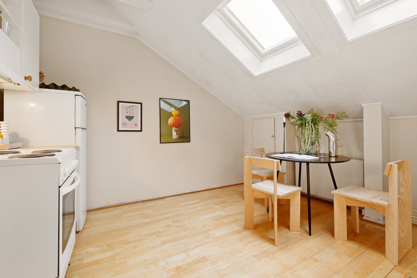 Innredning med kullfiltervifte over stekesonen og opplegg for oppvaskmaskin, komfyr og kjøl/fryseskap Galleribilde