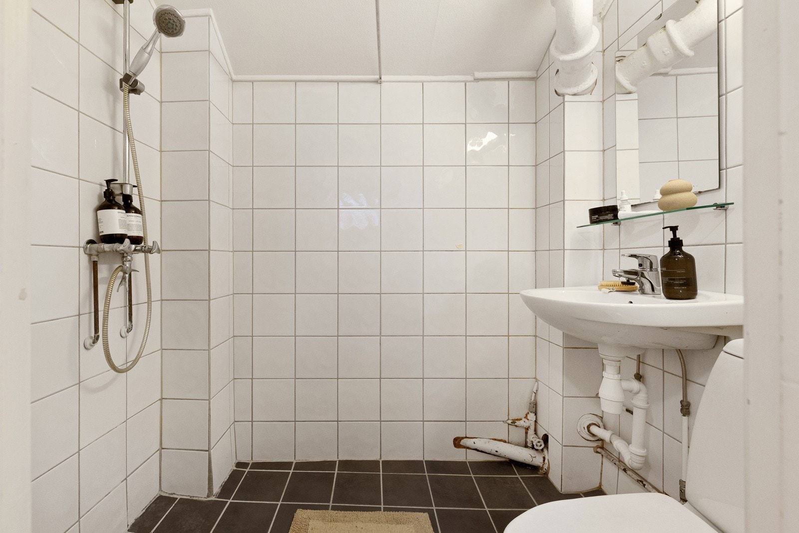 Romslig flislagt bad. Oppgradering av badet må påregnes Galleribilde