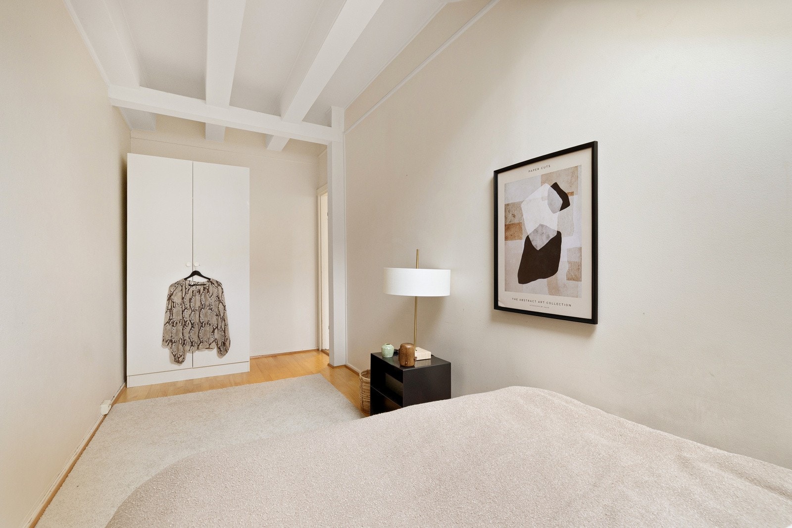 Leiligheten har et godt soverom. Takhøyde måles på soverom til ca. 2,7 meter Galleribilde