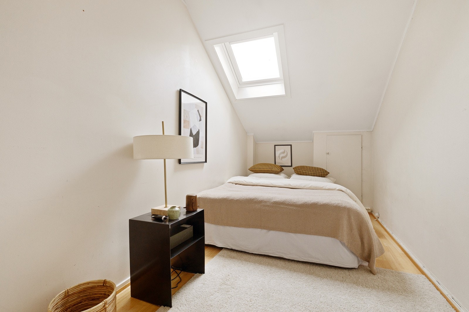 Det er plass til dobbeltseng, nattbord og garderobeløsning her. Galleribilde