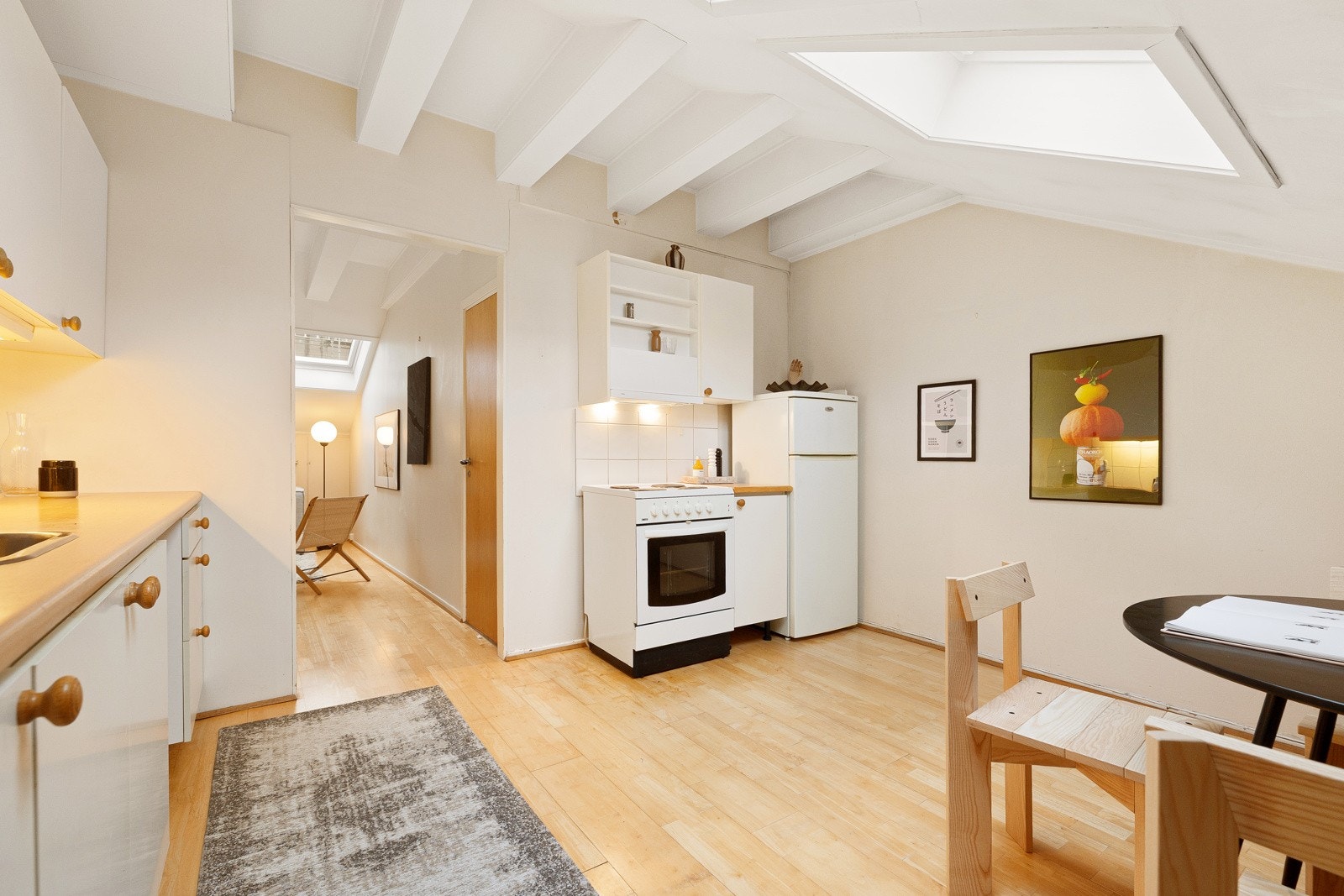 Det kan være mulighet for etablere soverom nummer to ved å flytte kjøkken ut i stuen. Det er ikke sjekket opp konkret mulighet av selger/megler og er kun til inspirasjon. Galleribilde