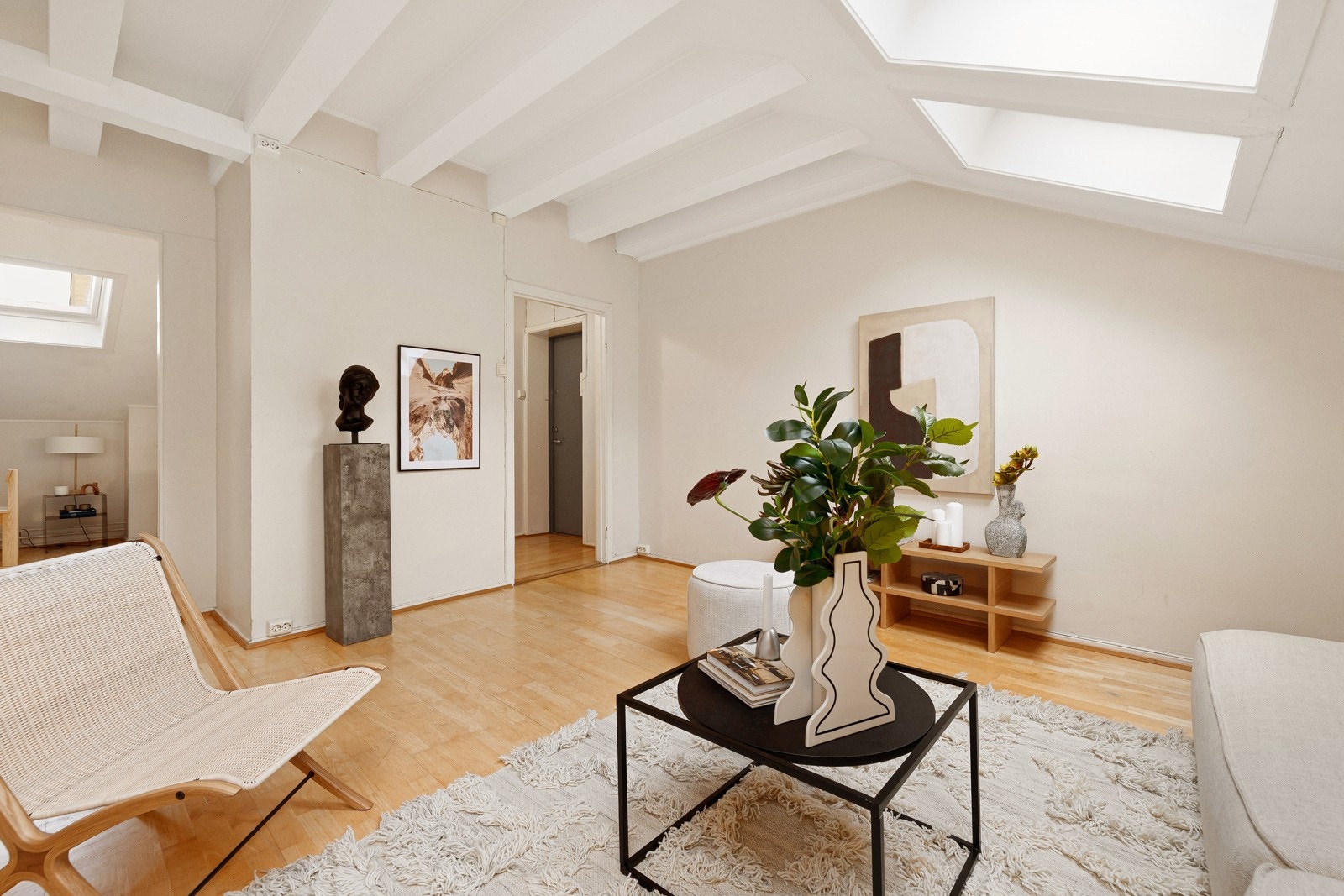 Stuen har god plass til sofagruppe med tilhørende møblement og spisebord. Galleribilde