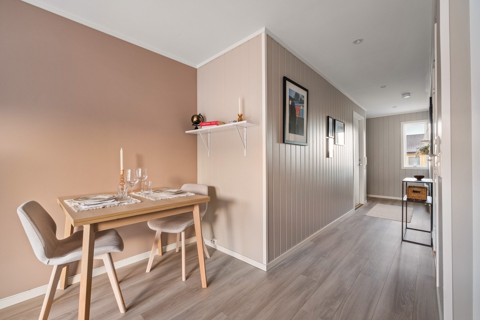 Oppholdsrommet har også åpen løsning mot entrè/ gang. Galleribilde