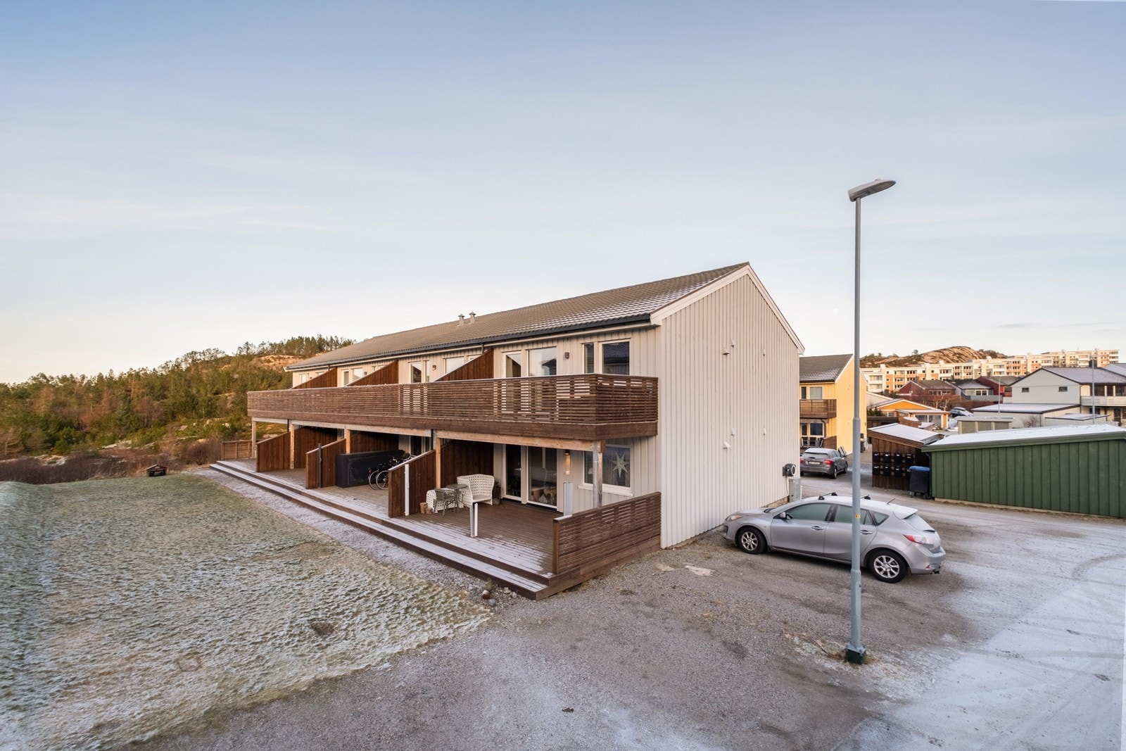 Bygningen har stående bordkledning og balkonger med tredekke, oppgradert i 2019-2020. Galleribilde