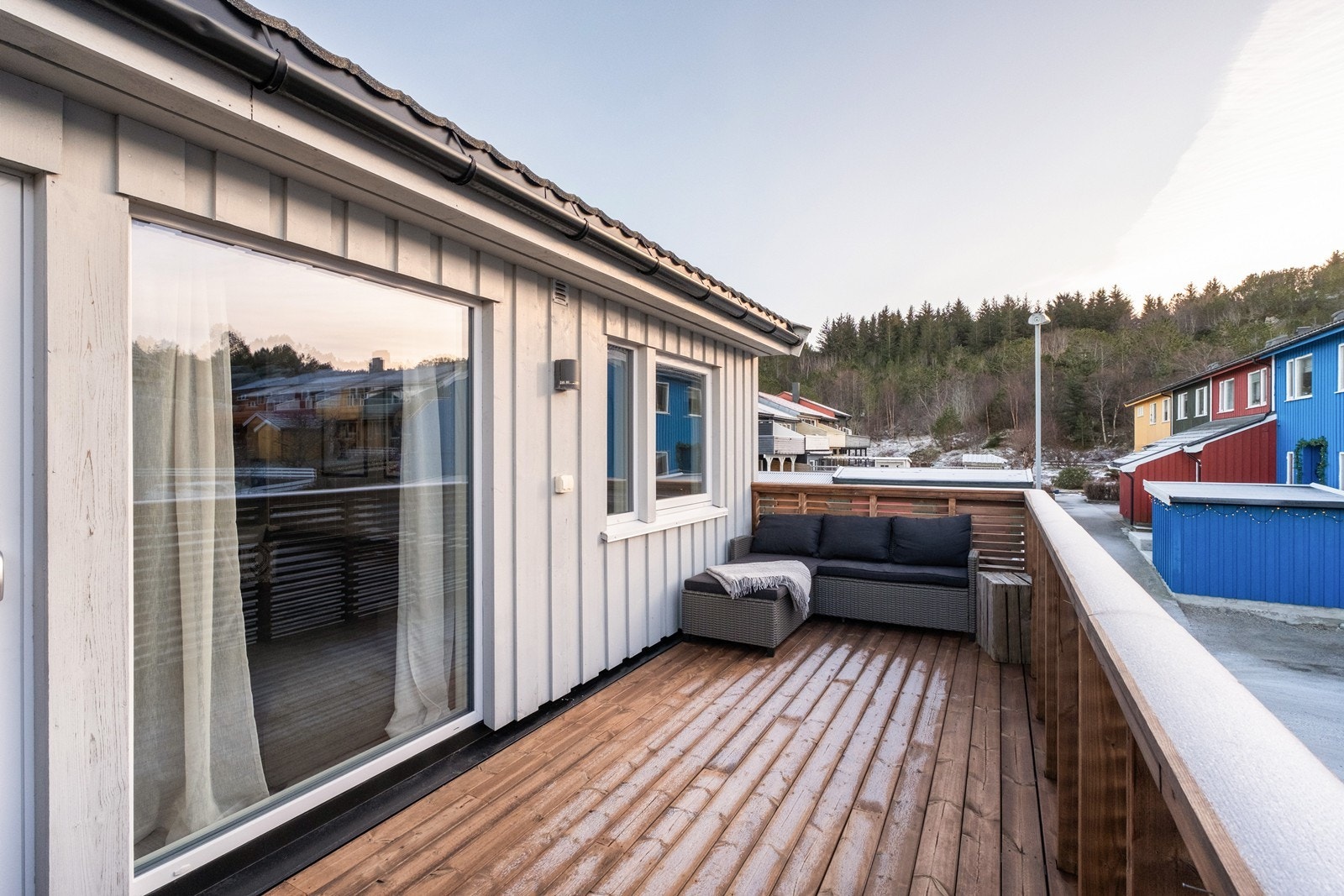 Verandaen er sørvendt, med gode solforhold sommerstid. Galleribilde