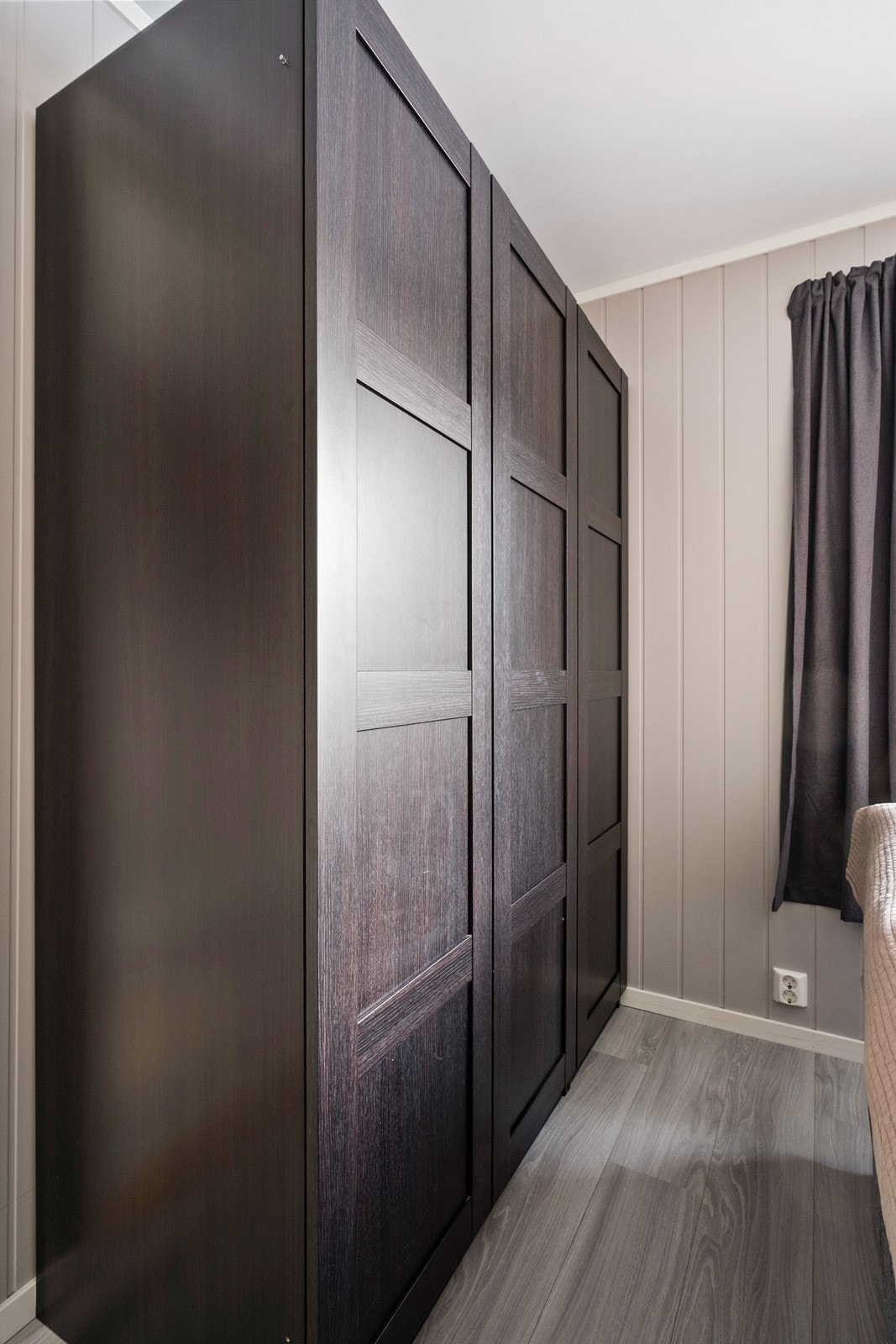 Garderobeskap er montert for effektiv oppbevaring i soverommet. Galleribilde