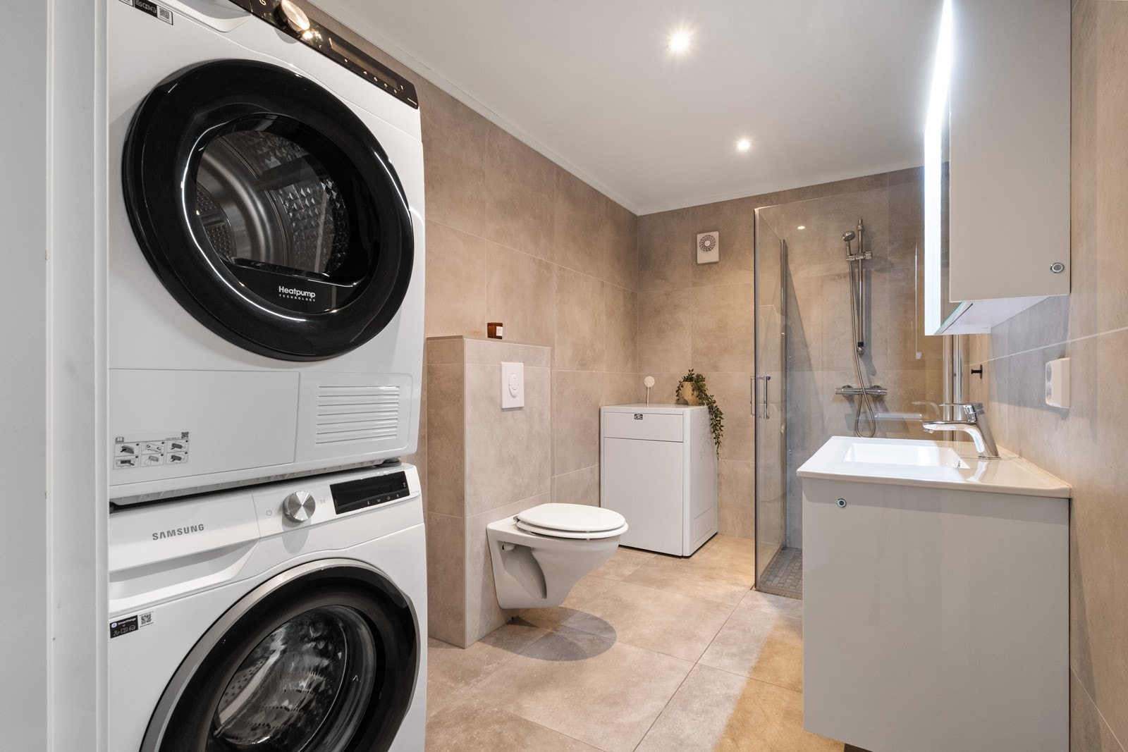 Praktisk løsning med opplegg for vaskemaskin og tørketrommel. Galleribilde