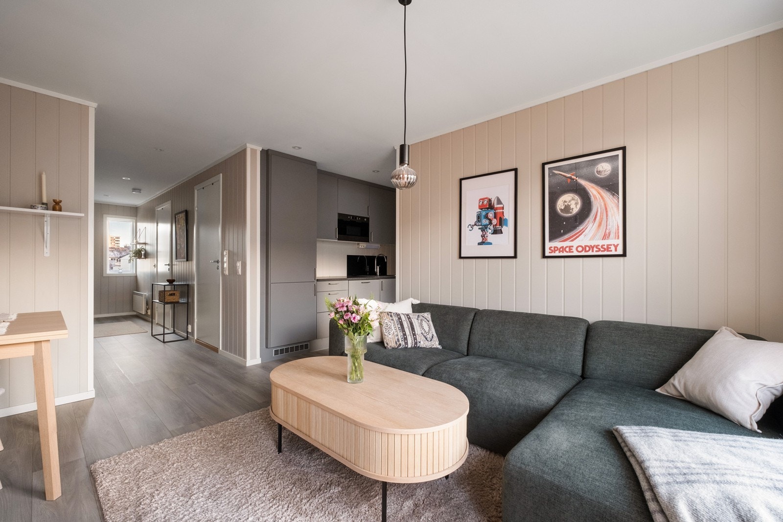 Åpen løsning mellom stue og kjøkken gir effektiv arealutnyttelse og skaper en romslig følelse. Galleribilde