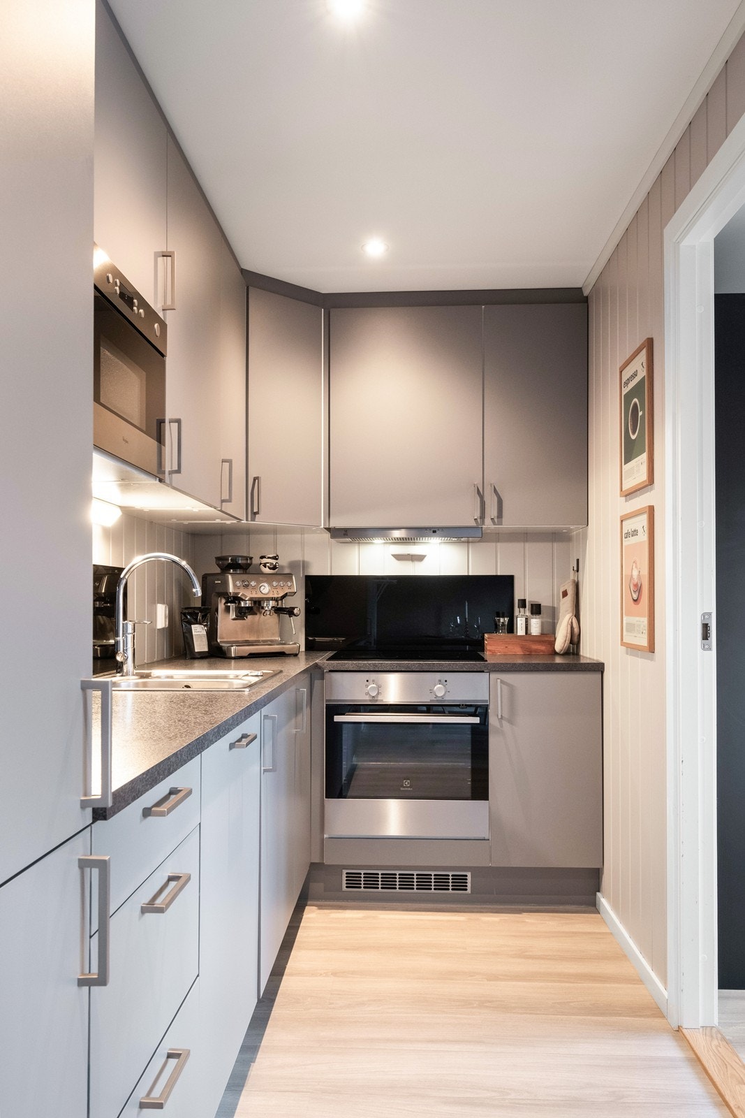 Kjøkkenventilator med avtrekk ut sørger for god ventilasjon. Galleribilde