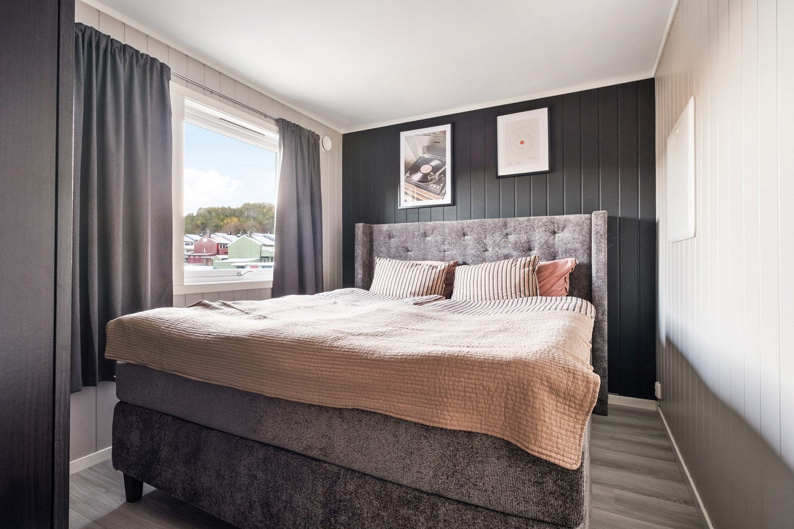 Store vinduer gir naturlig lysinnslipp til hovedsoverommet. Galleribilde