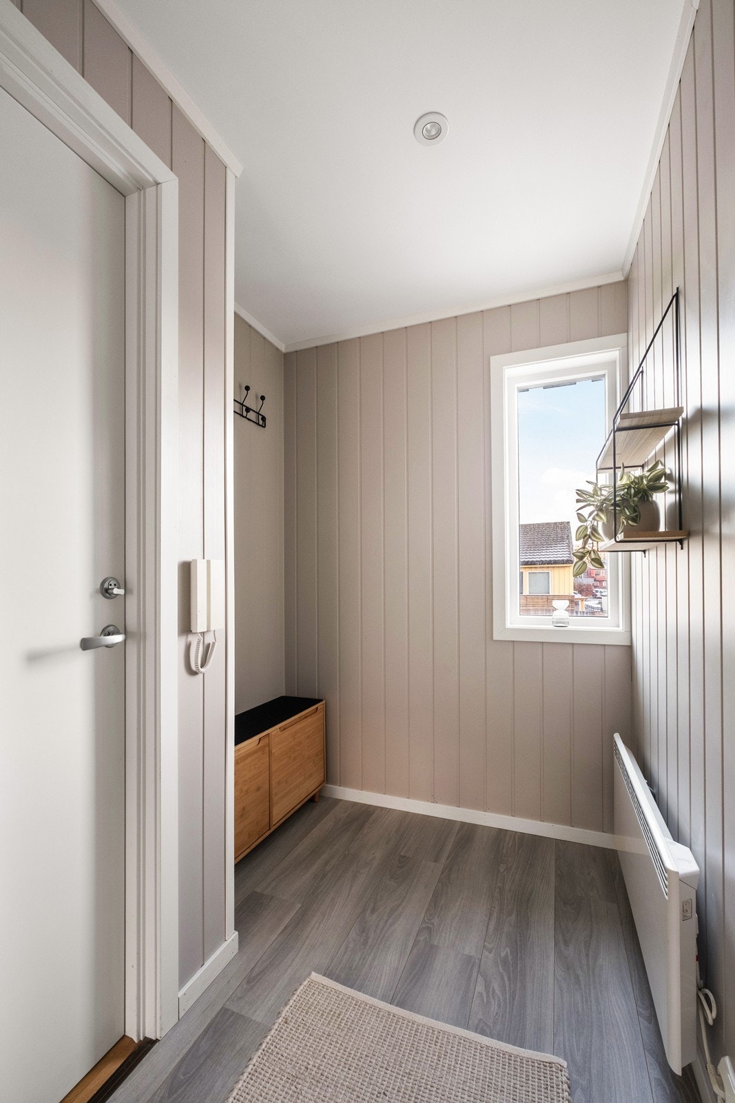 Et vindu i entréen gir godt med dagslys, og i hjørnet er det rikelig med plass til å henge fra seg yttertøy. Galleribilde