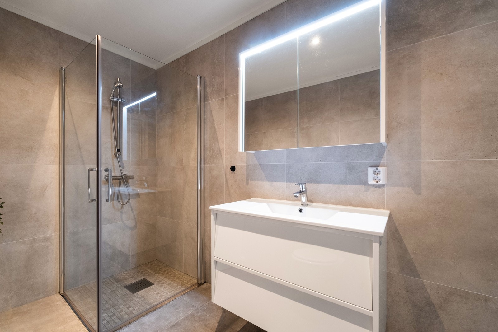 Dusjhjørne med glassvegger gir et moderne uttrykk. Galleribilde