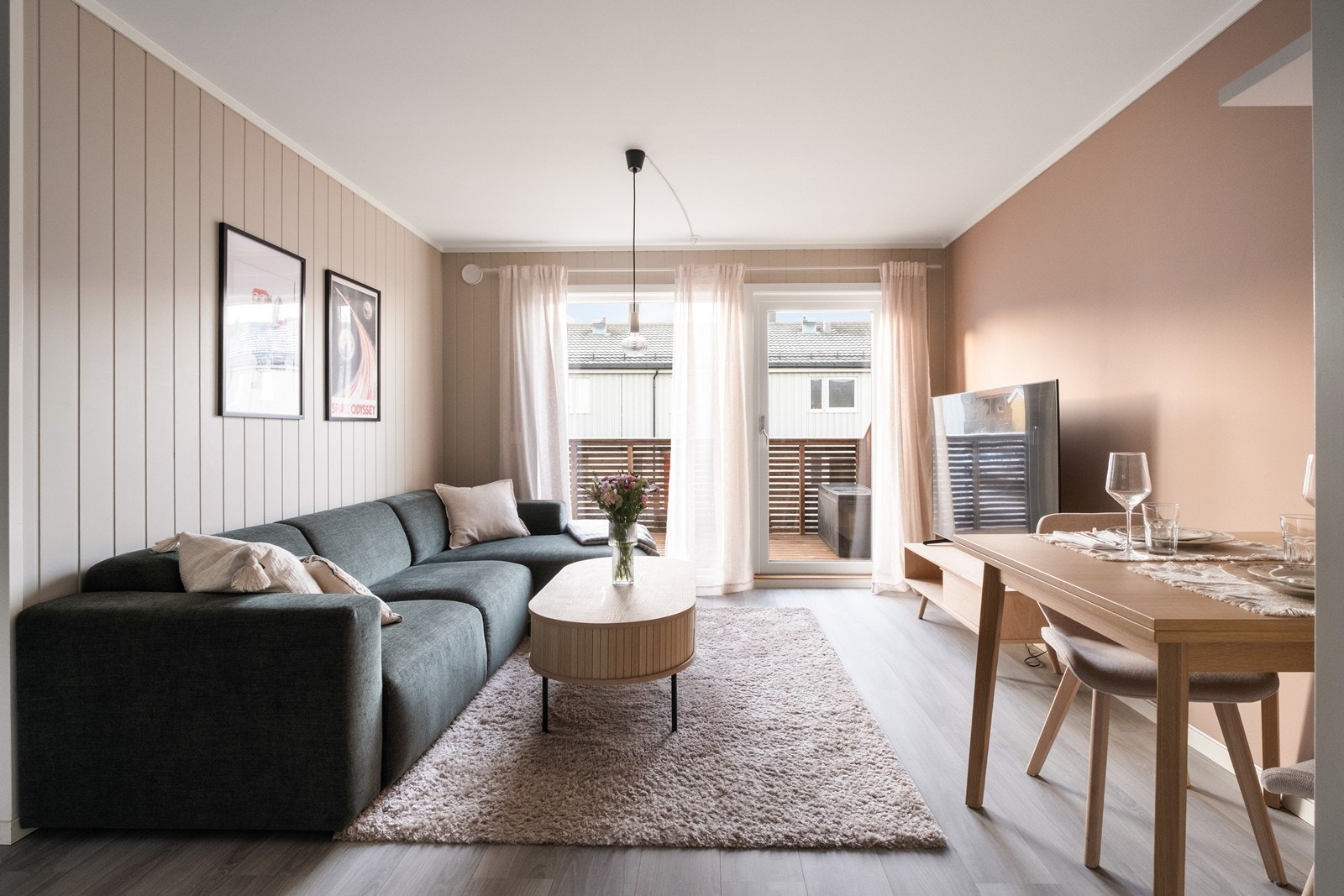 Fra stuen har man dør ut til verandaen. Galleribilde