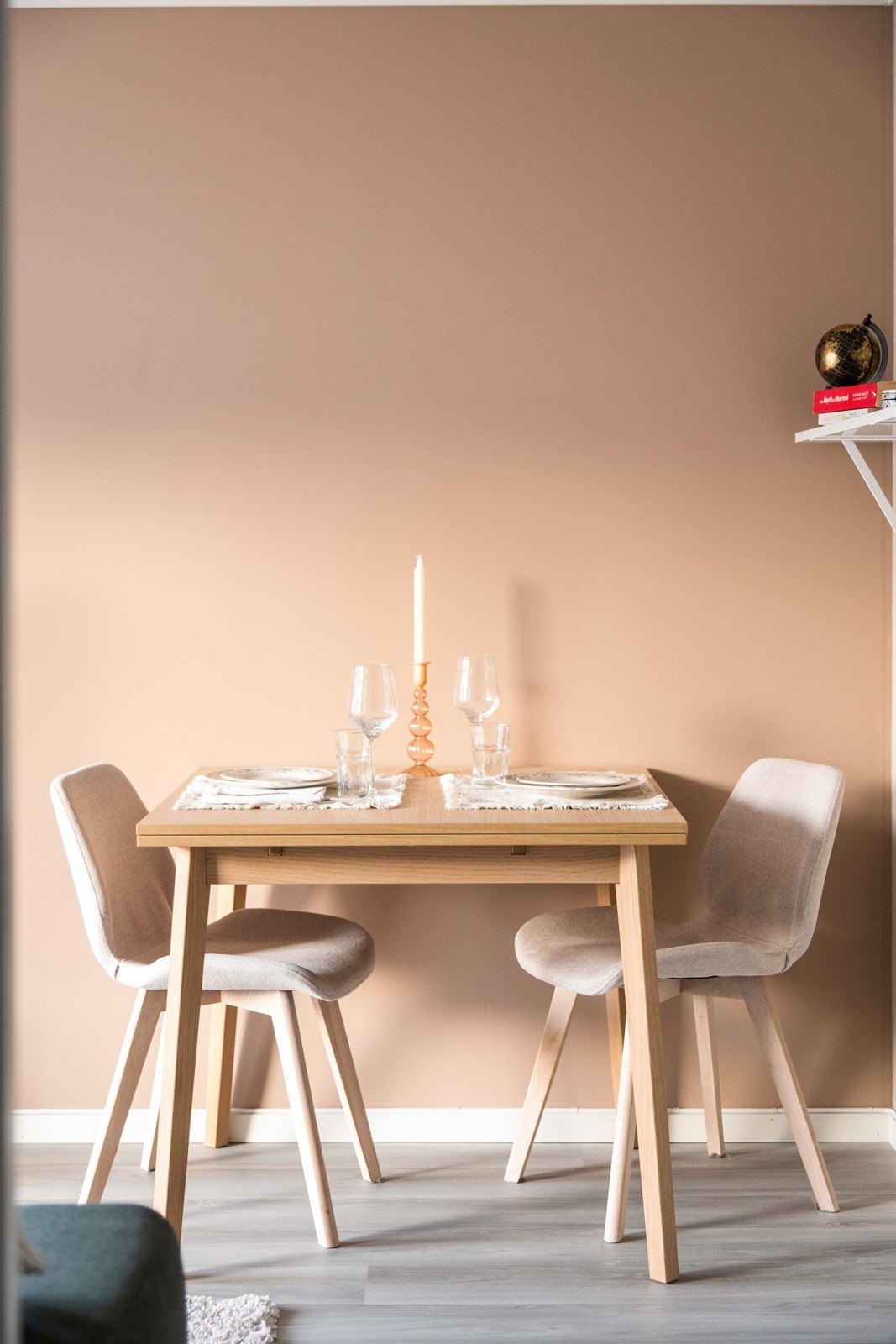 Spiseplassen er praktisk plassert i en krok mellom stue og kjøkken. Galleribilde