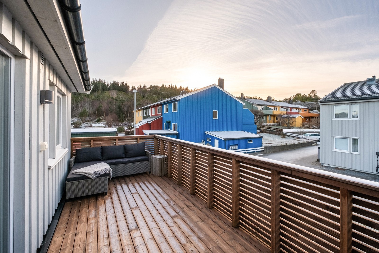 Her kan man nyte solen og utsikten mot storhavet samtidig. Galleribilde