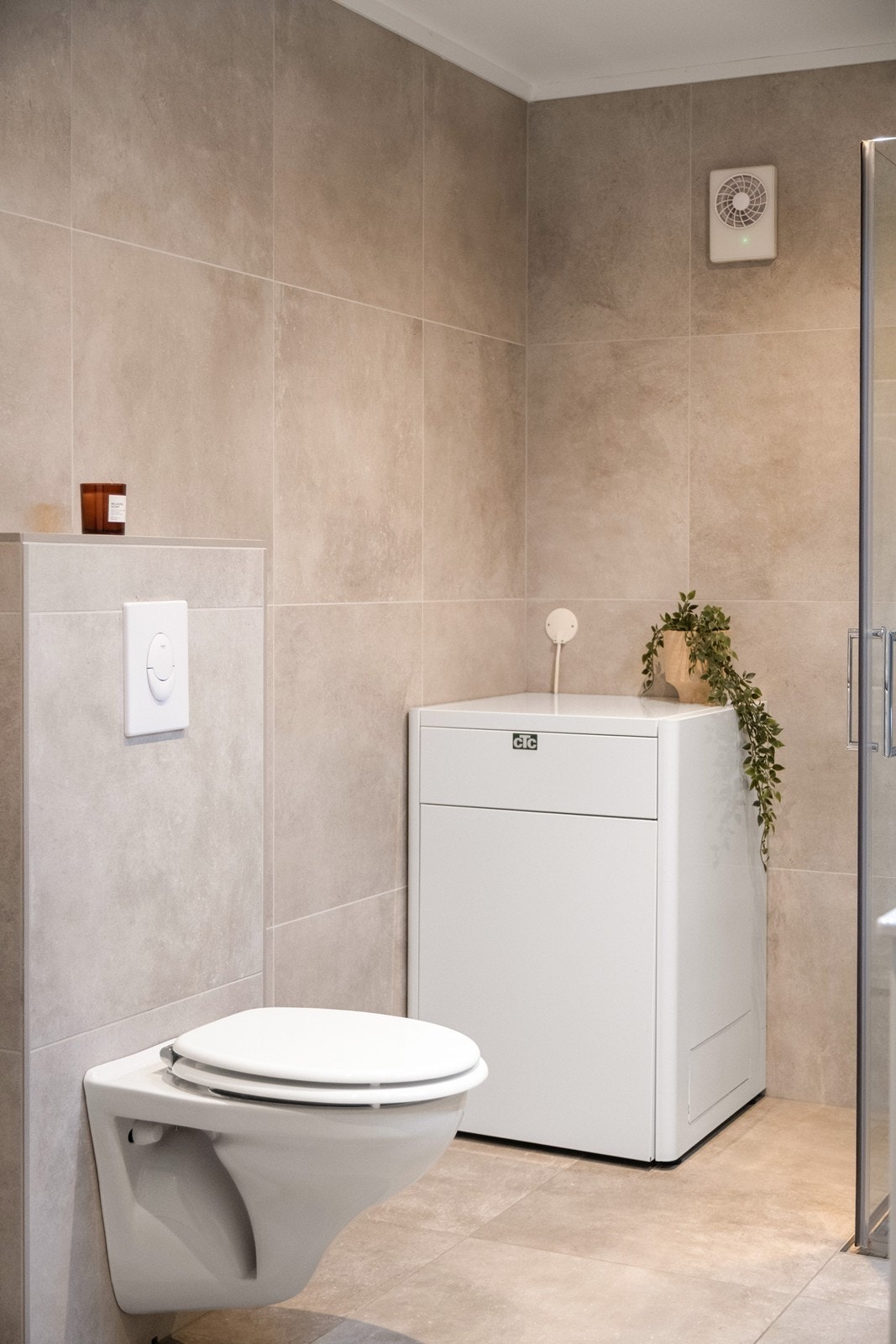 Vegghengt toalett og mekanisk avtrekk sikrer god funksjonalitet. Galleribilde