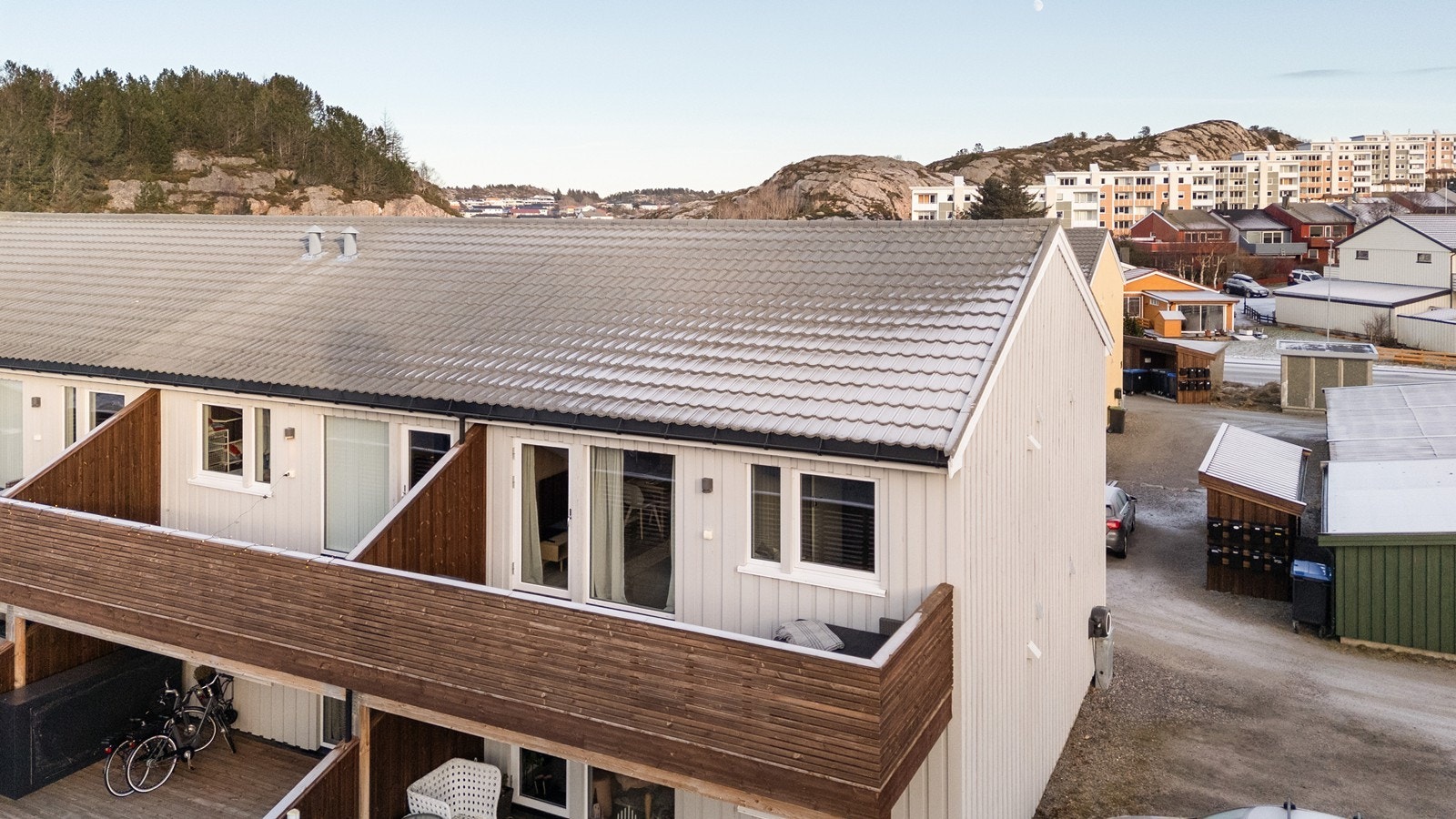 Bygningen har en moderne fasade med stående bordkledning, renovert i 2019. Galleribilde