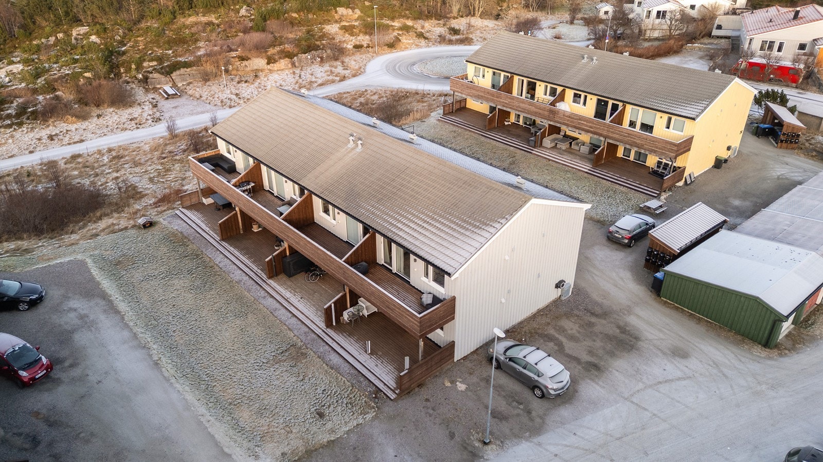 Dronebilde over eiendommen. Den aktuelle leiligheten ligger i 2. etg. lengst mot øst. Galleribilde