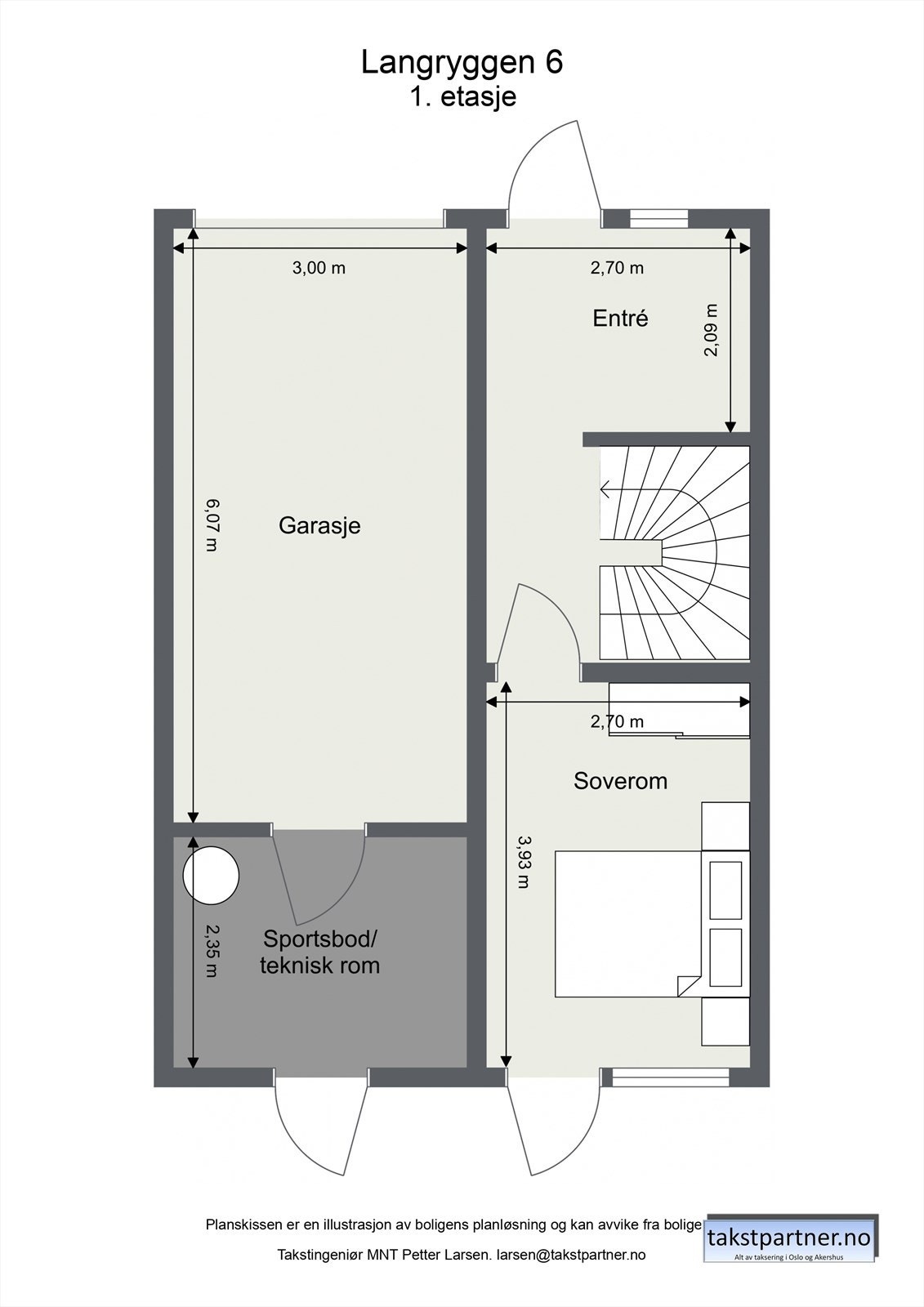 Første etasje har en funksjonell planløsning med entré, hovedsoverom og garasje. Galleribilde