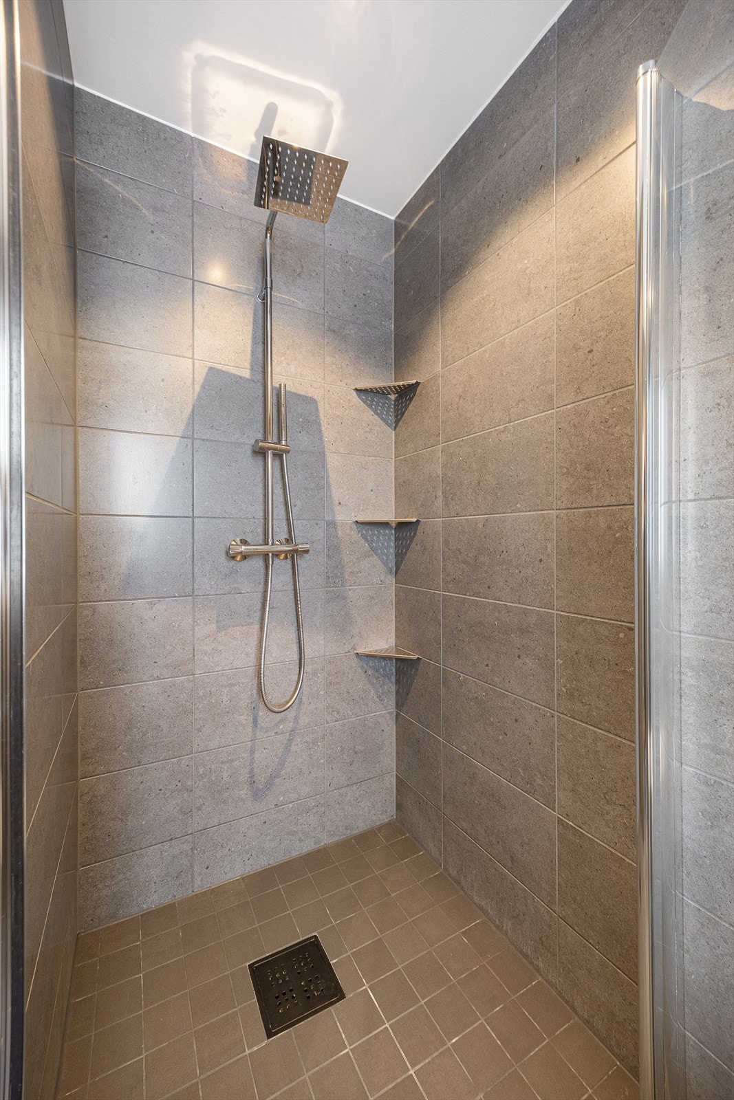 Den romslige dusjnisjen er utstyrt med en regnfallsdusj for ekstra komfort. Galleribilde