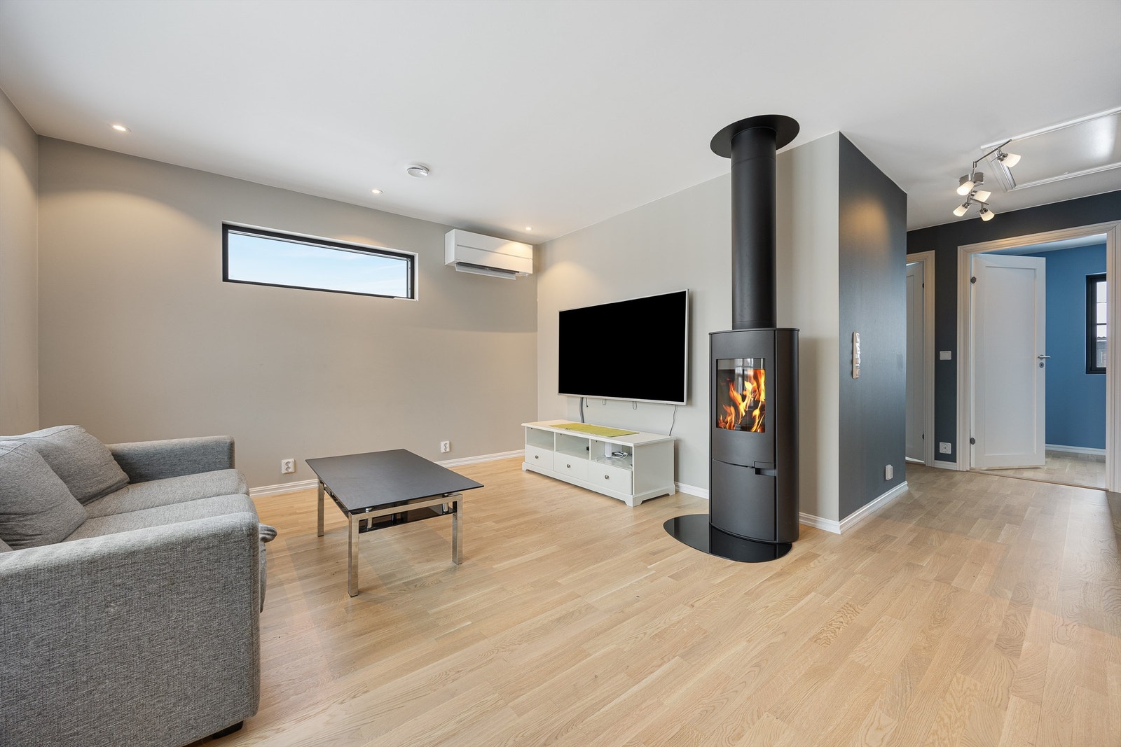 En moderne peisovn og en effektiv varmepumpe sørger for lun og god varme. Galleribilde