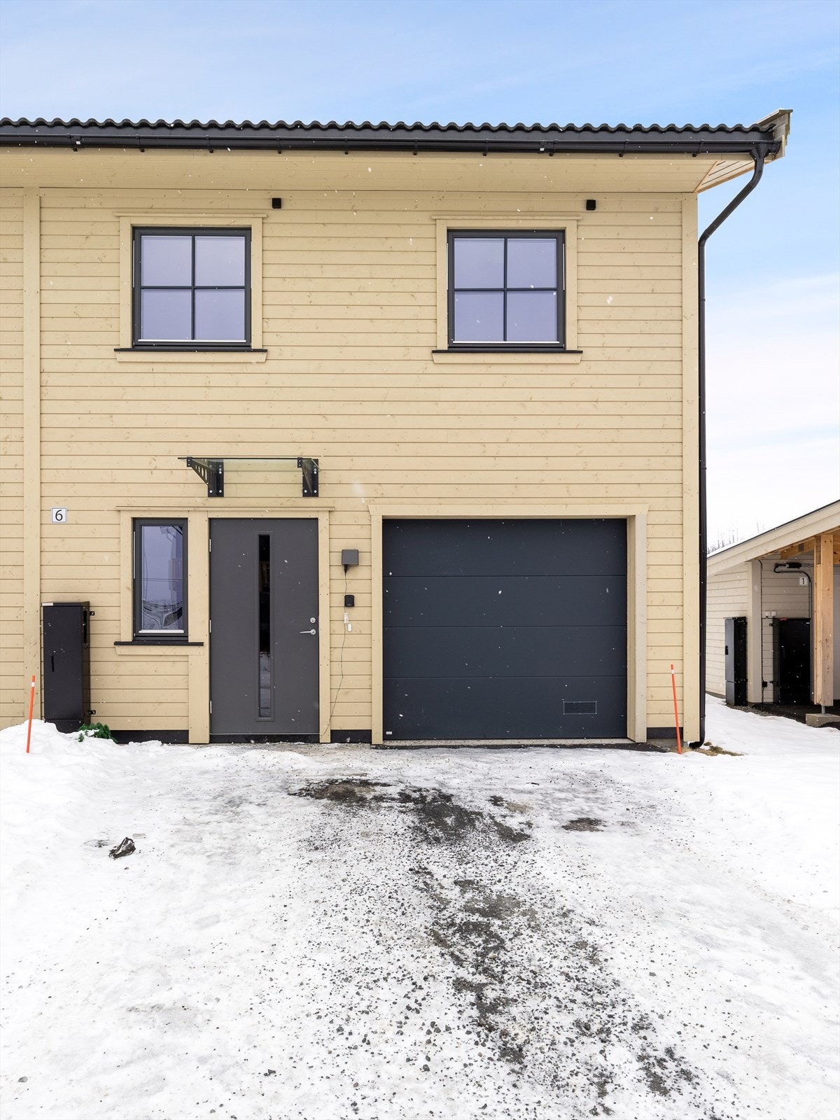 Parkering i integrert garasje med sportsbod, samt overbygd og trappefri inngang. Galleribilde