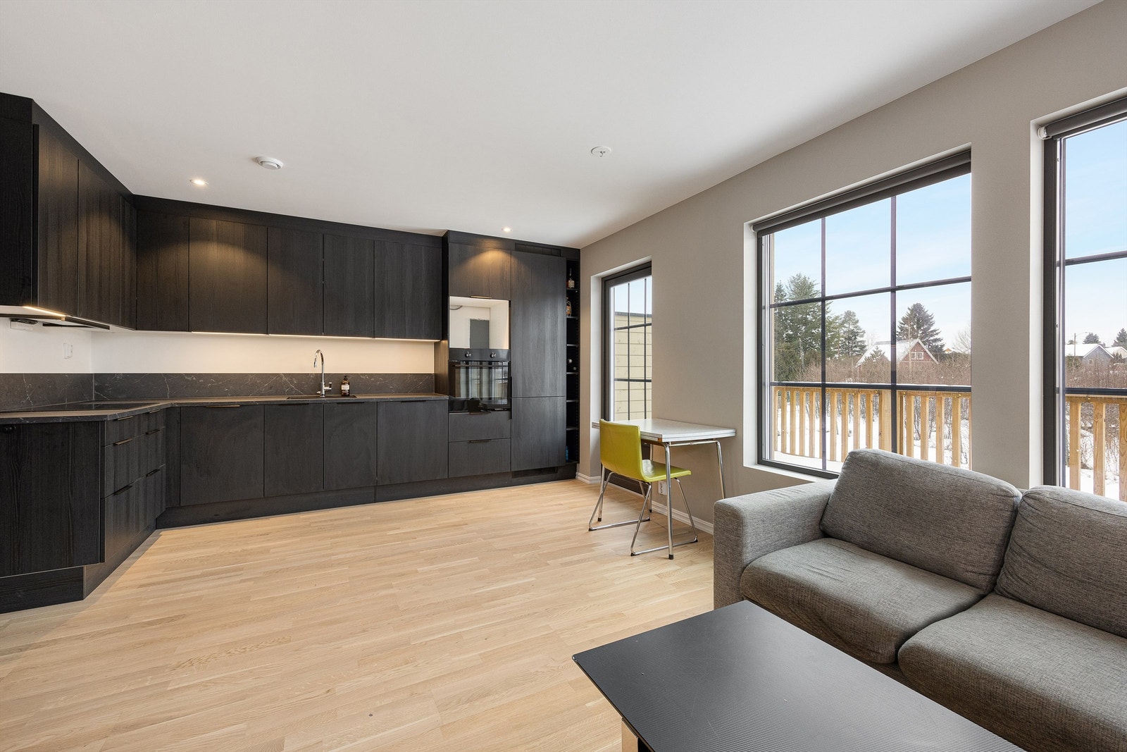 Store vindusflater og downlights i taket gir gode lysforhold i hele rommet. Galleribilde