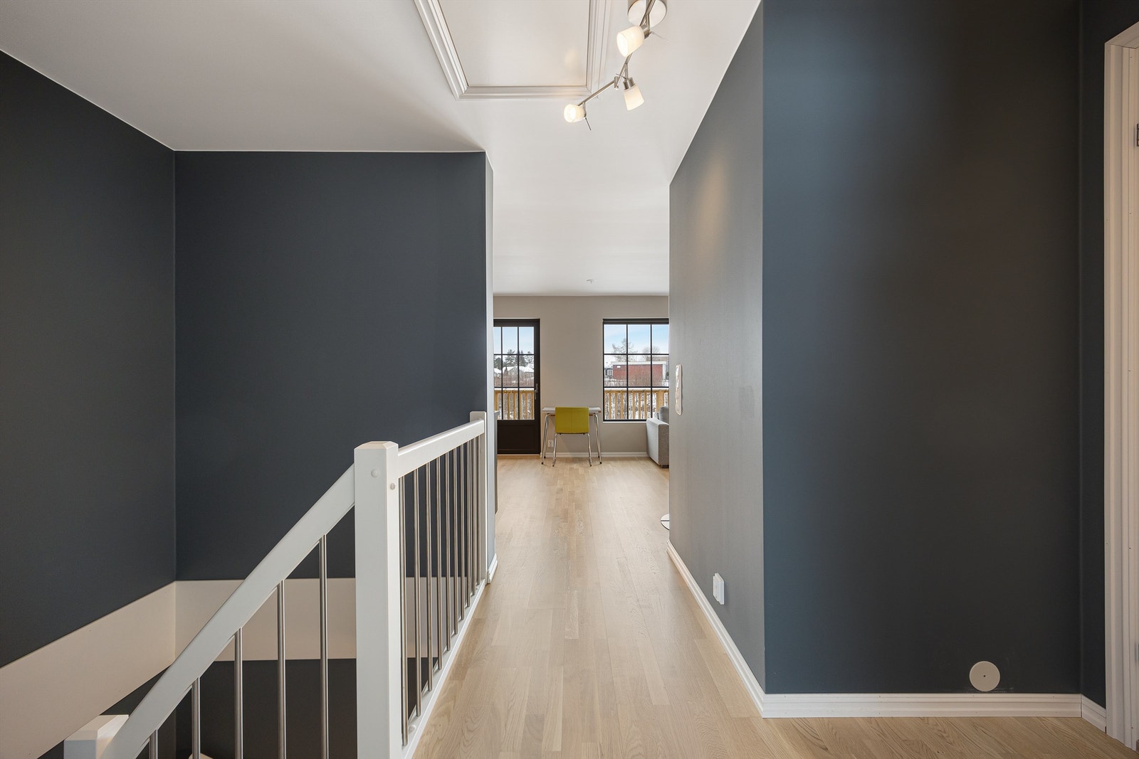 Fra trappen åpner det sosiale allrommet seg, med flott lysinnslipp fra to sider. Galleribilde