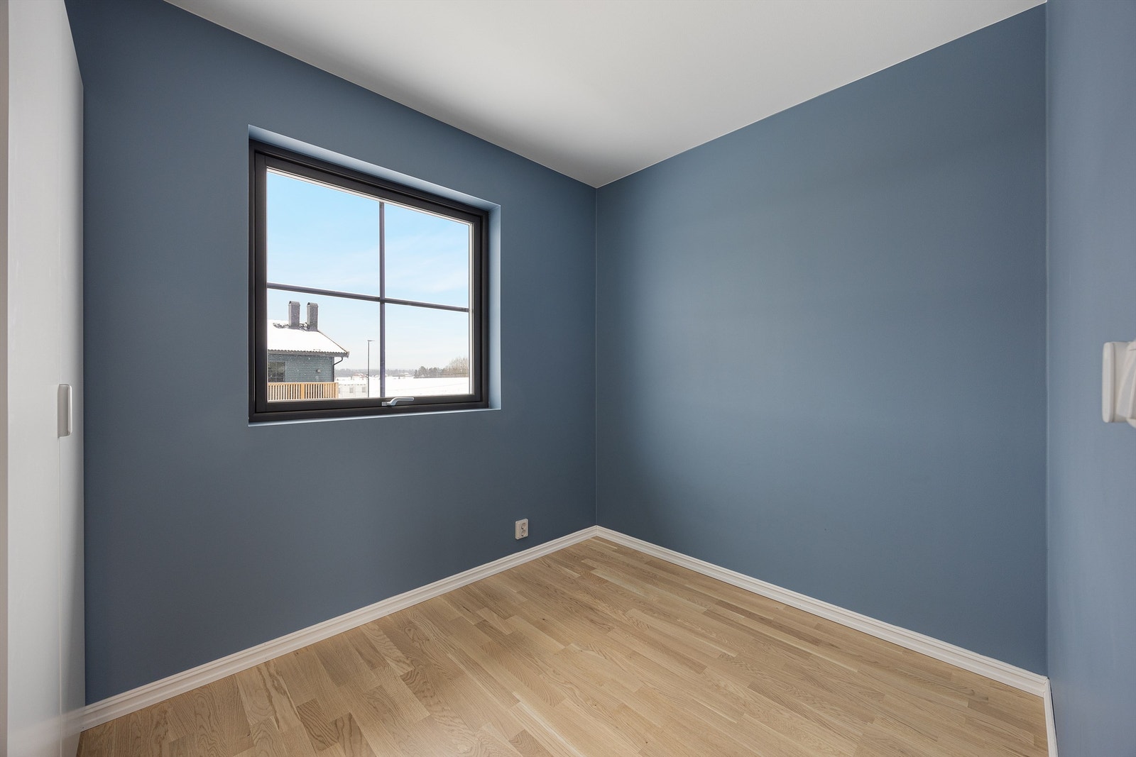 Rommene er holdt i mørke, tidsriktige farger som gir en lun atmosfære. Galleribilde