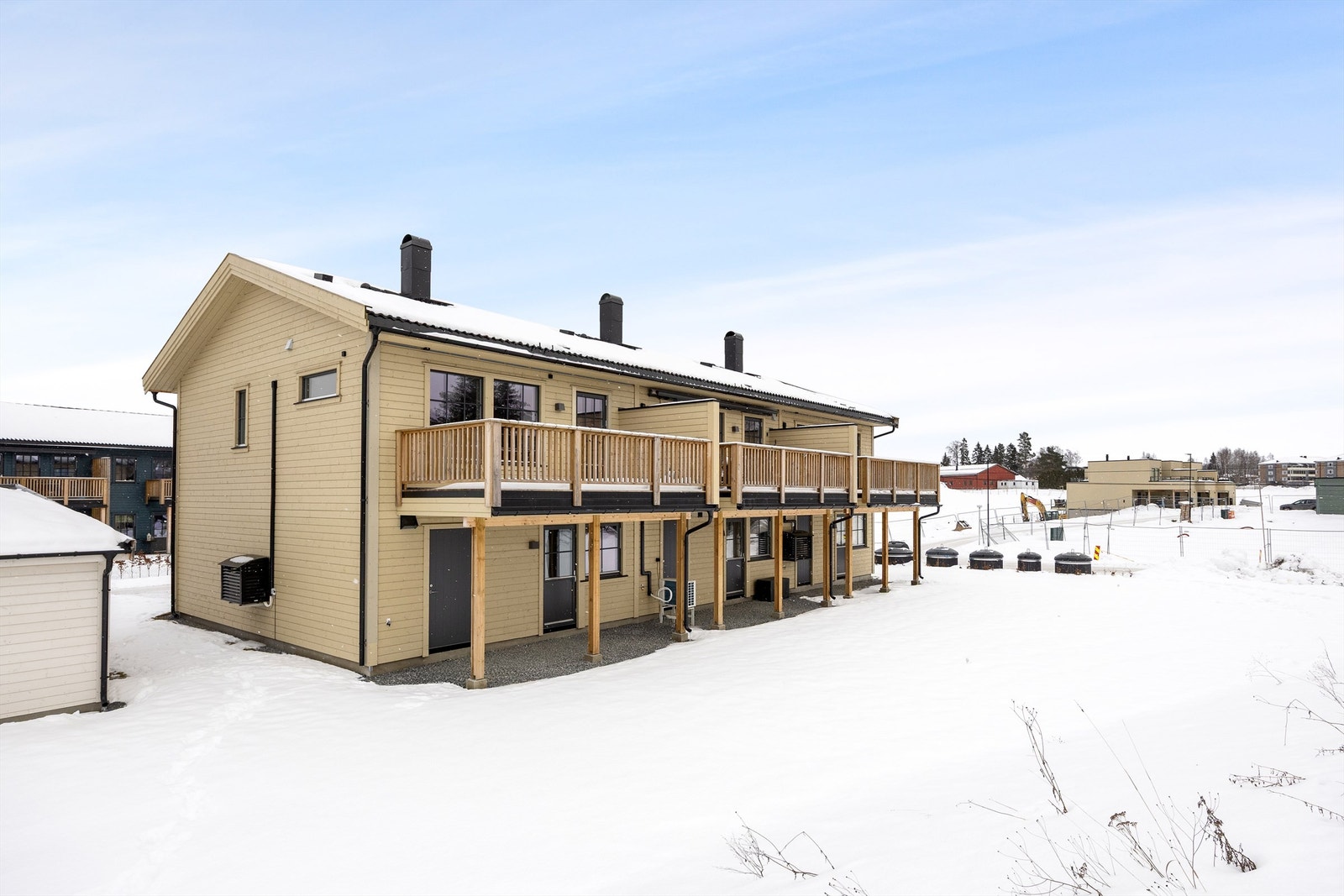 Boligen har en herlig veranda som forlenger stuen i sommerhalvåret. Galleribilde