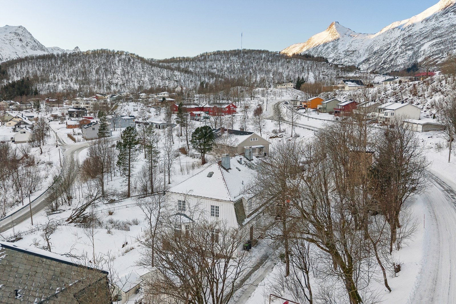 Her får du en rolig og tilbaketrukket beliggenhet med tusleavstand til barnehage - Det er heller ikke lange veien til både bussholdeplass, butikk og barneskole Galleribilde