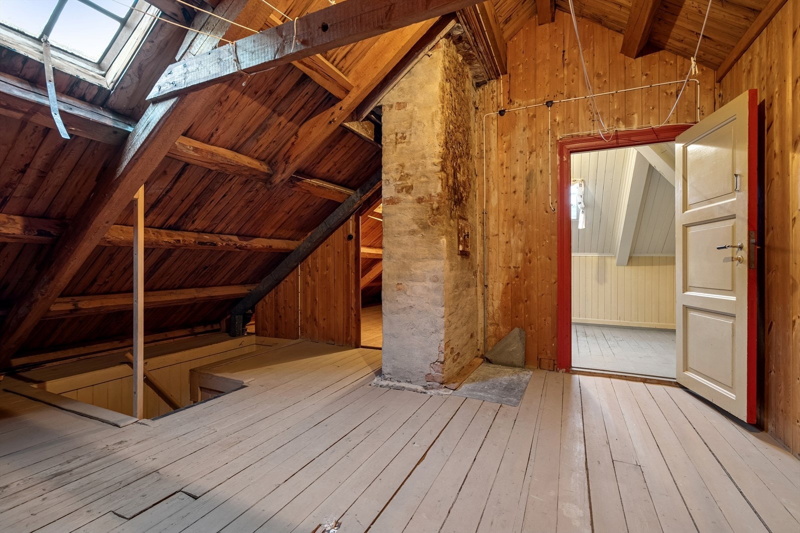 Loftet består av trapperom og tre kjekke loftsboder - I tillegg er det hele fem boder/lagerrom i kjelleren Galleribilde