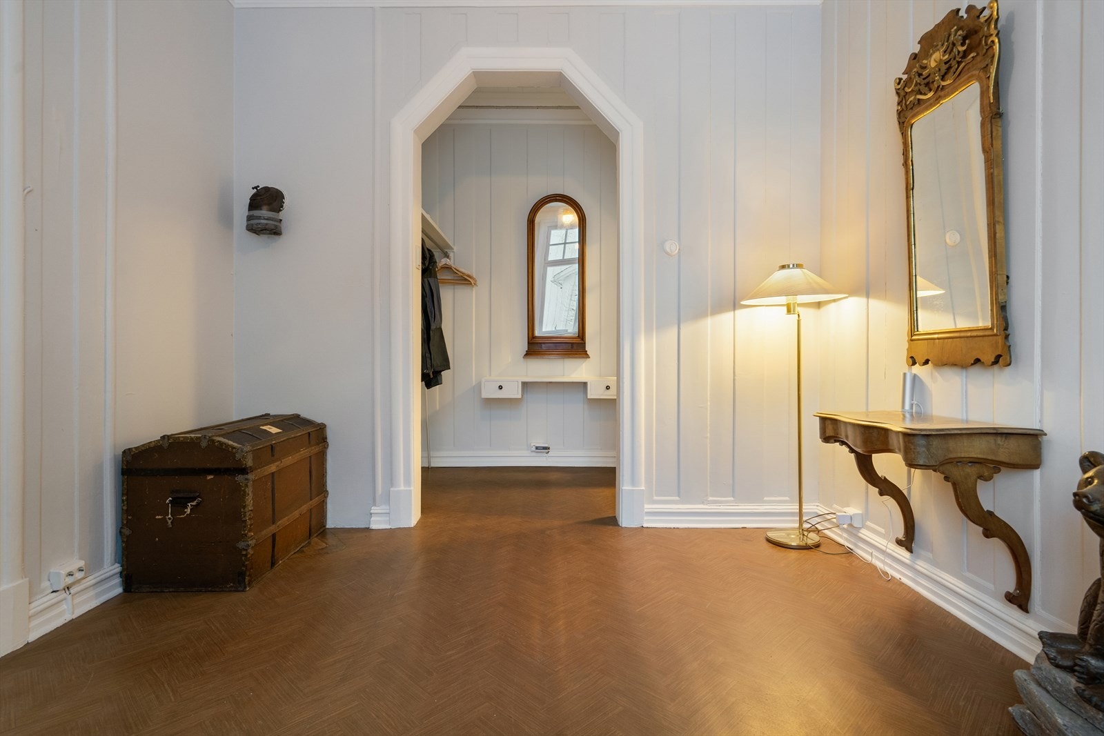 Du ønskes velkommen inn i en hyggelig entré/gang - Herfra har du tilgang til kjøkkenet og trappehallen Galleribilde