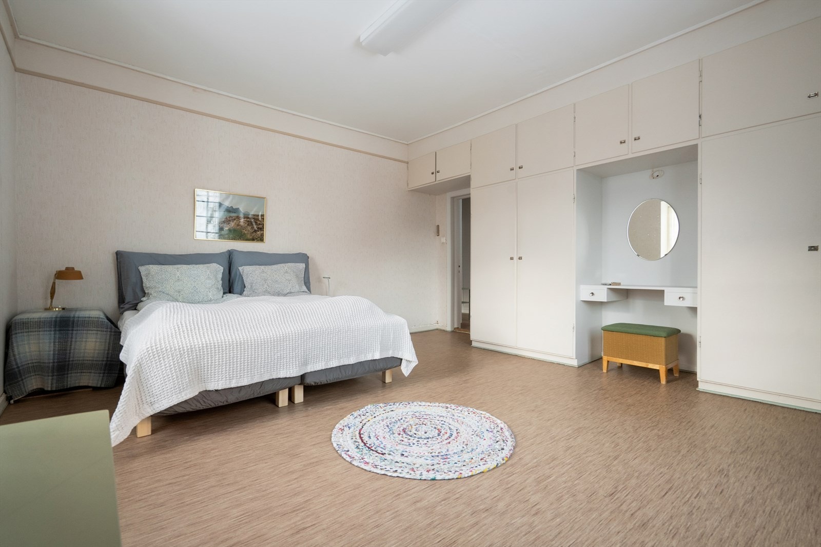 Soverom I - Hovedsoverommet er meget romslig og har praktiske plassbygde skap med integrert sminkebord Galleribilde