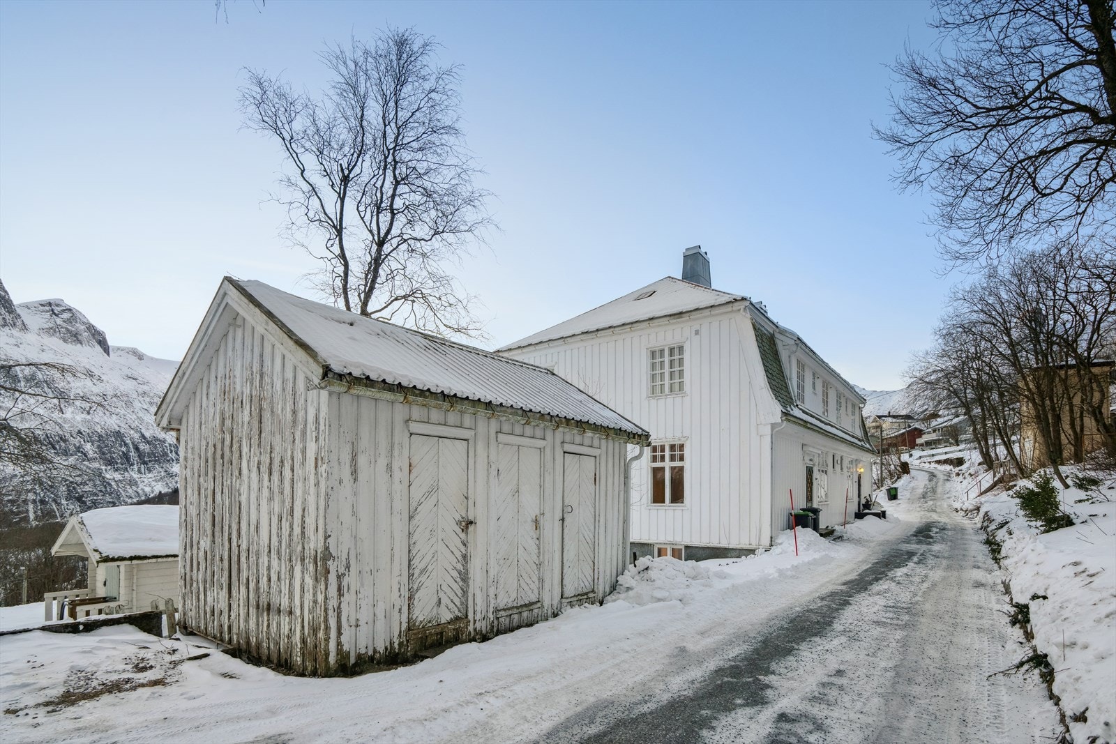 Flere_bilder Boligen står på eget eiet tomt som bl.a. er opparbeidet med en solrik sørvendt hage - Videre er det en felles bod som står delvis på denne eiendommen og tilhørende garasje (i rekke) innerst i gaten Galleribilde