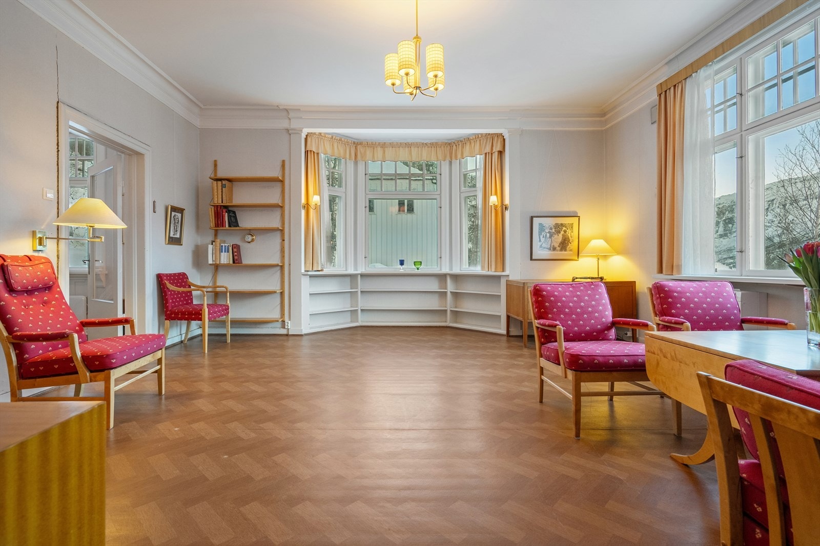 Hovedstuen er utført med lys tapet overflater og store vindusflater som skaper en luftig atmosfære Galleribilde