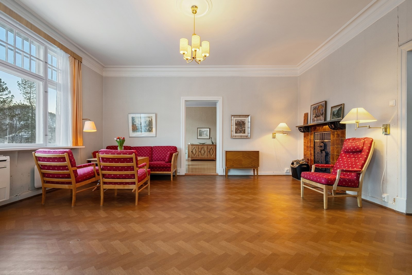 Det er god plass til å møblere i flere soner og rommet har ildsted som gir hygge og ikke minst rask oppvarming på kjølige dager Galleribilde