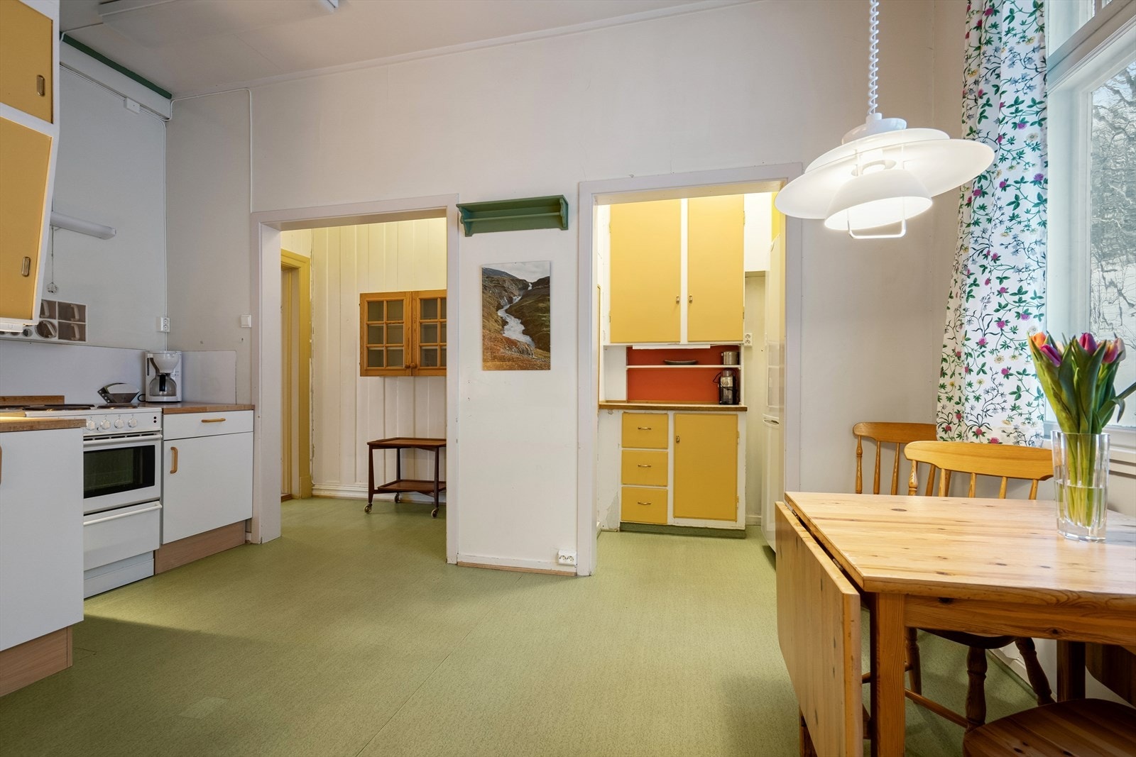 Kjøkkenet er romslig og holder en noe eldre standard med behov for modernisering Galleribilde