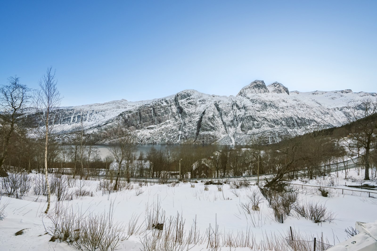 Vakker utsikt fra eiendommen over både fjord og fjell Galleribilde