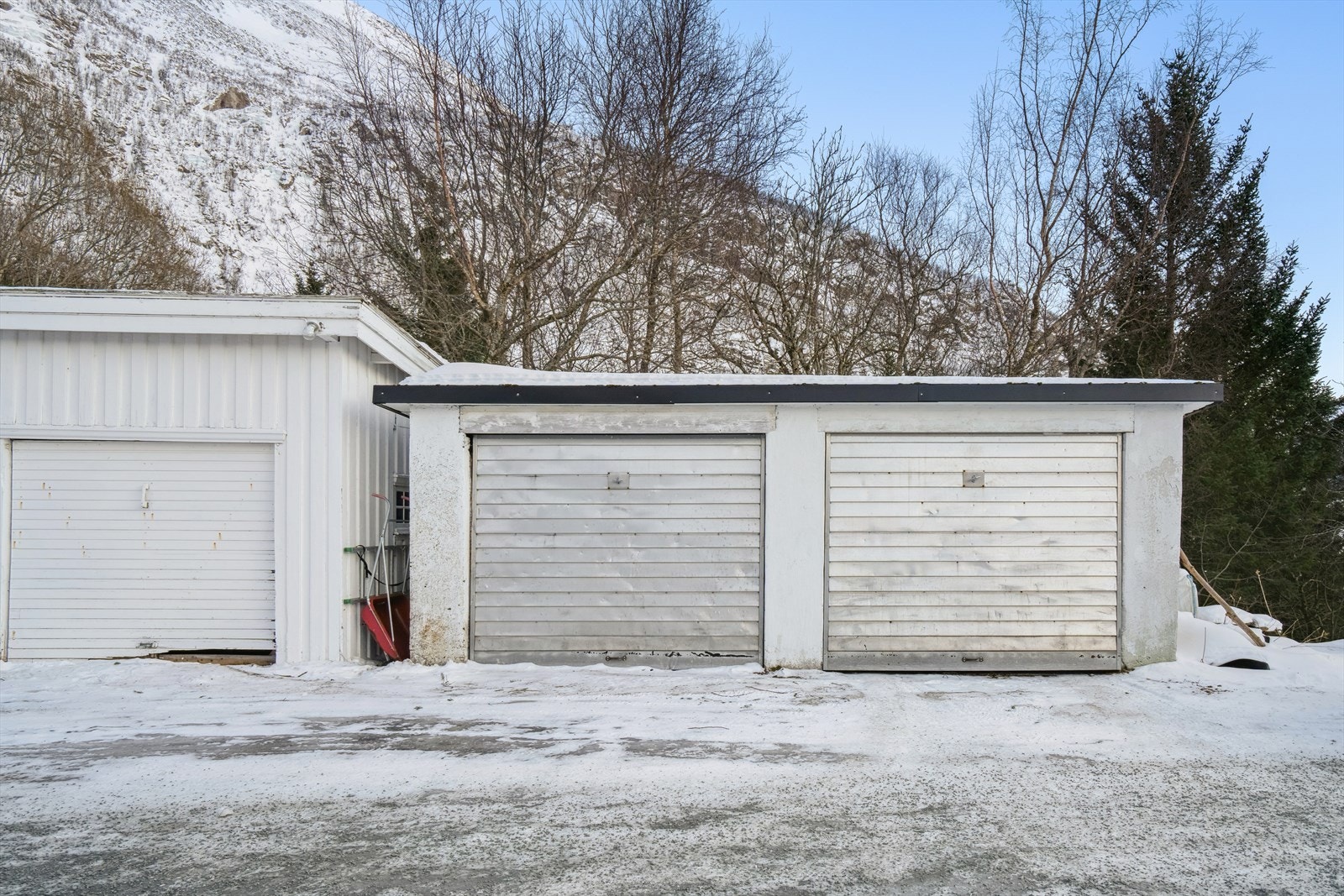 Med boligen følger 1/5 eierskap i felles garasjetomt - Boligen disponerer en garasje (i rekke) Galleribilde