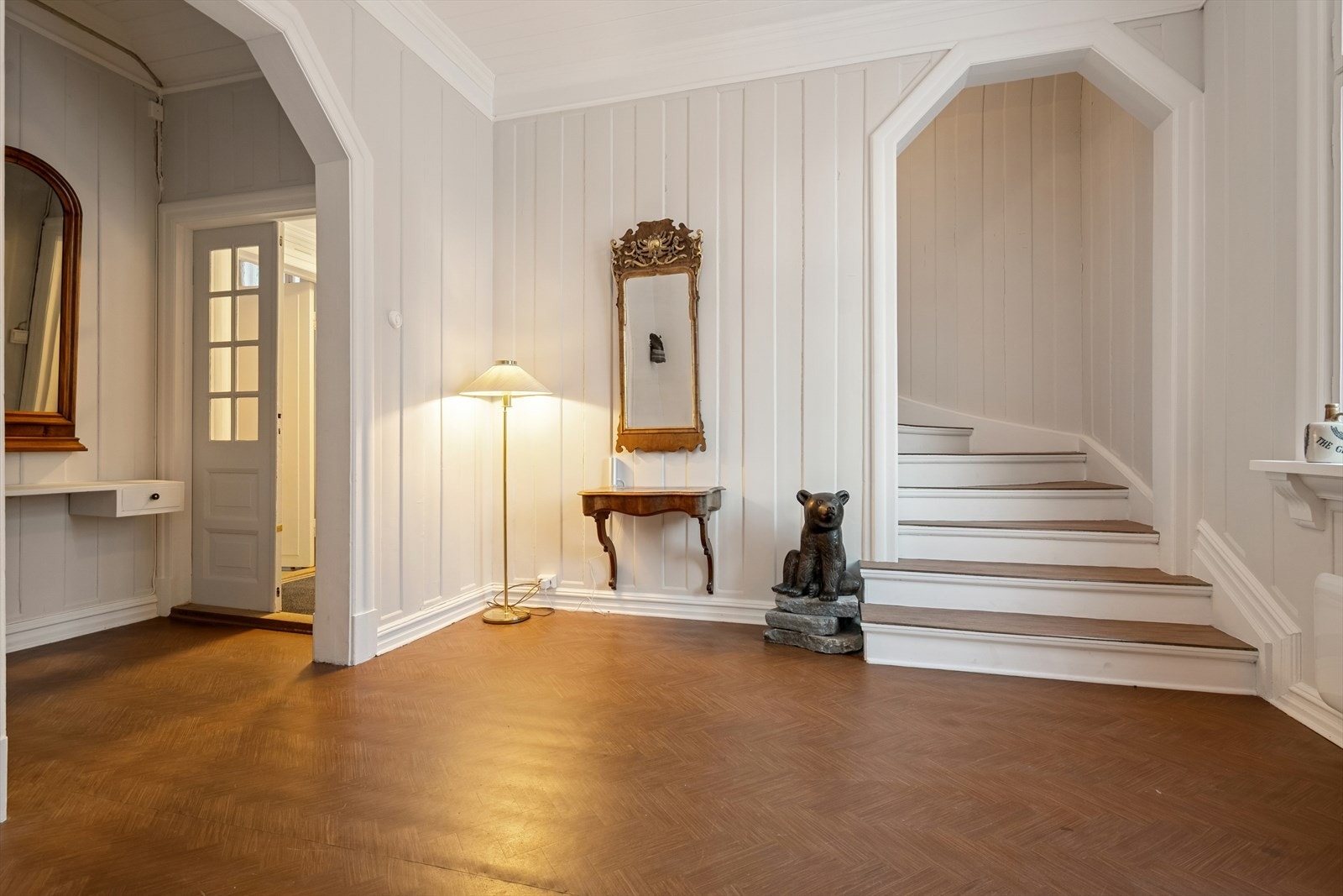 Hallen er svært romslig og har, i tillegg til trapp opp til 2. etasje, videre adkomst til stuen Galleribilde