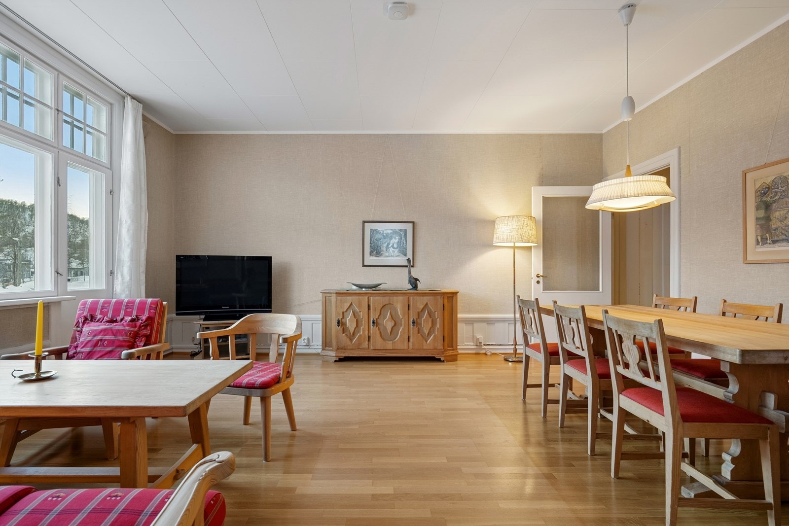 Også her kan man fint møblere med flere soner med plass til både spisegruppe og sofakrok Galleribilde