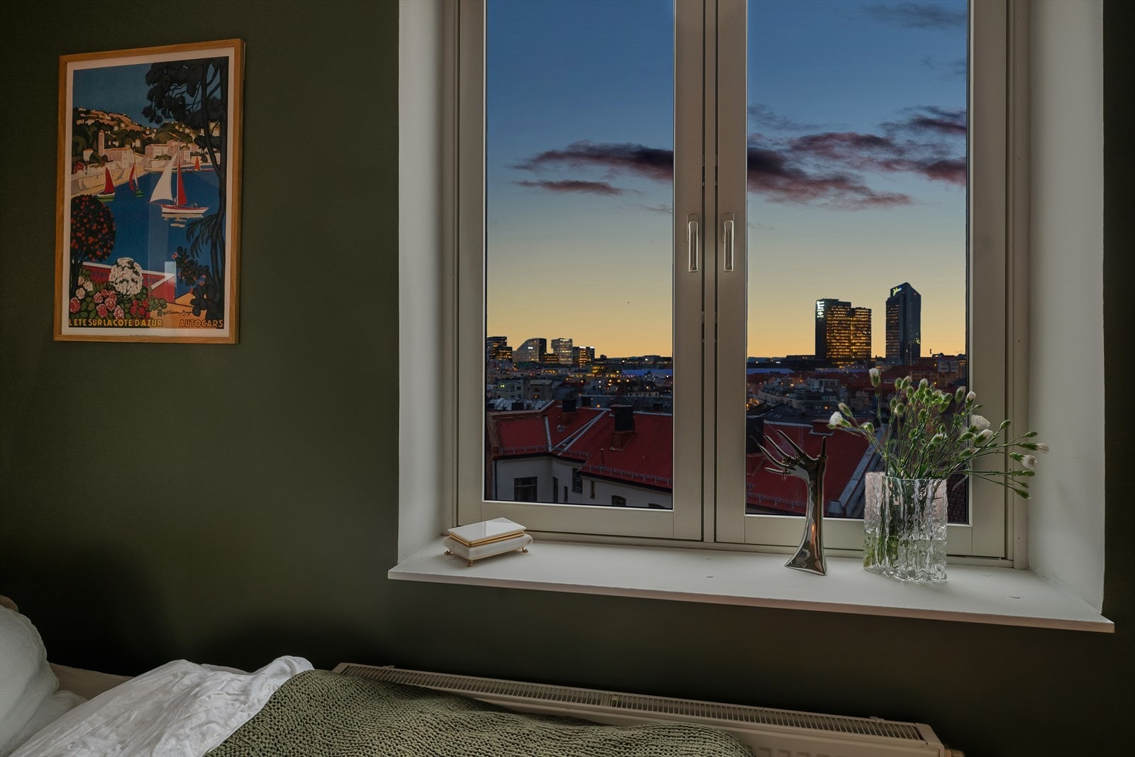 Store vinduskarmer og vinduer fra 2011. Det er montert radiator for lun varme på rommet. Galleribilde