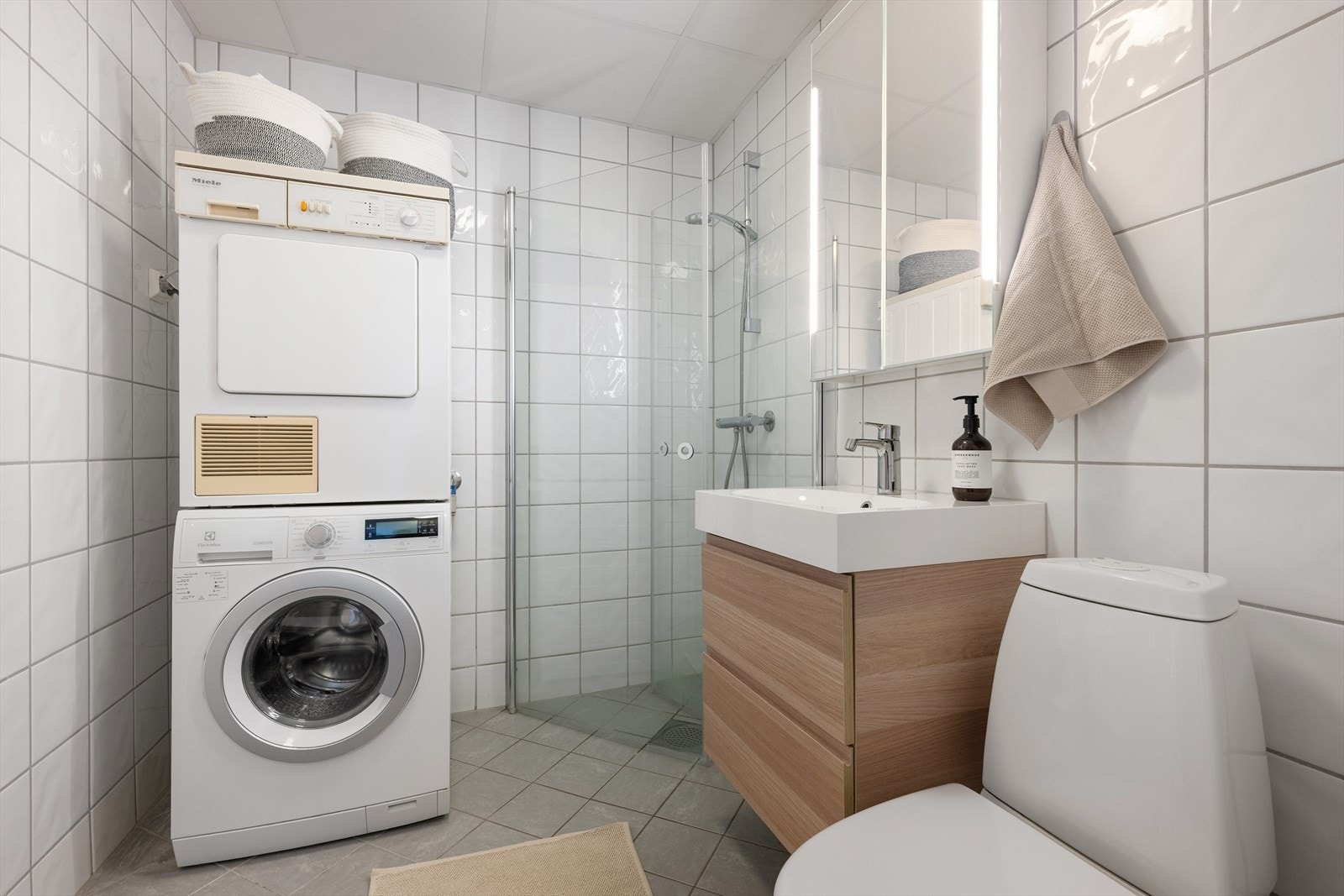 Et delikat baderom fra 2012 med inngang fra entréen. Galleribilde